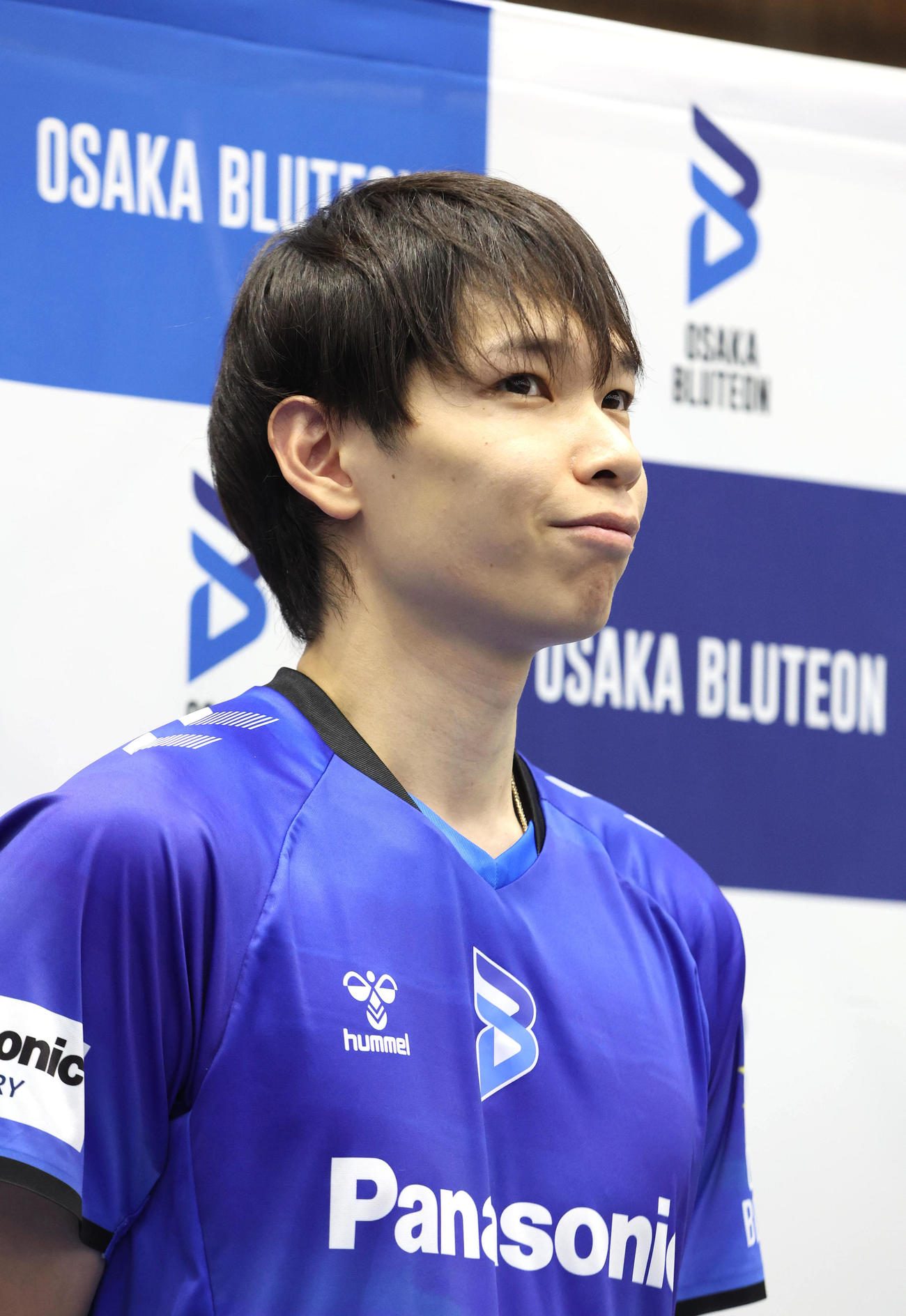 大阪ブルテオン新体制発表会後に囲み取材を受ける主将の山内（撮影・白石智彦）
