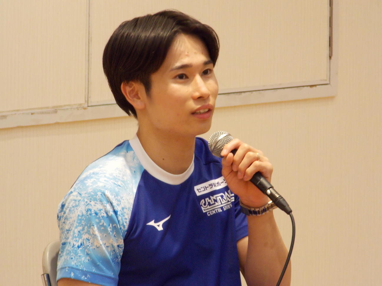 就職フェアにゲスト参加し、過去の経験を語った萱和磨（撮影・松本航）