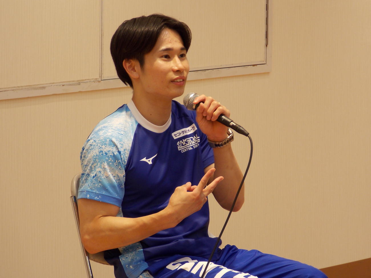 就職フェアにゲスト参加し、過去の経験を語った萱和磨（撮影・松本航）