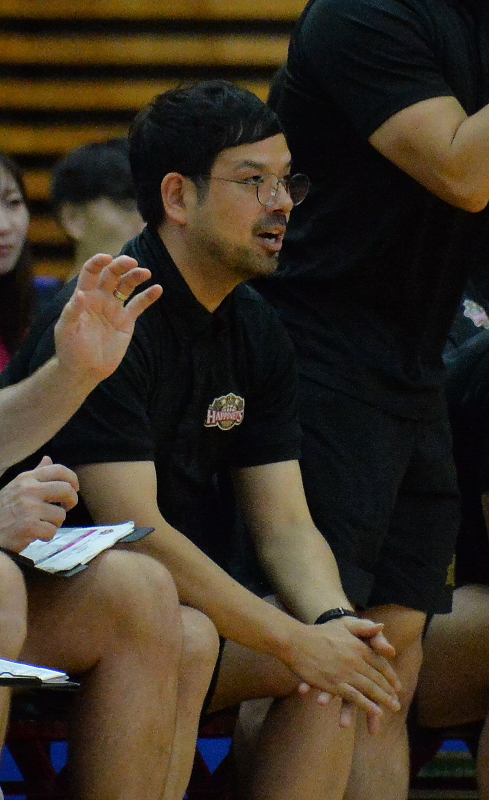 秋田対福岡　ベンチから選手に指示を送るB1秋田・前田HC（撮影・浜本神威）