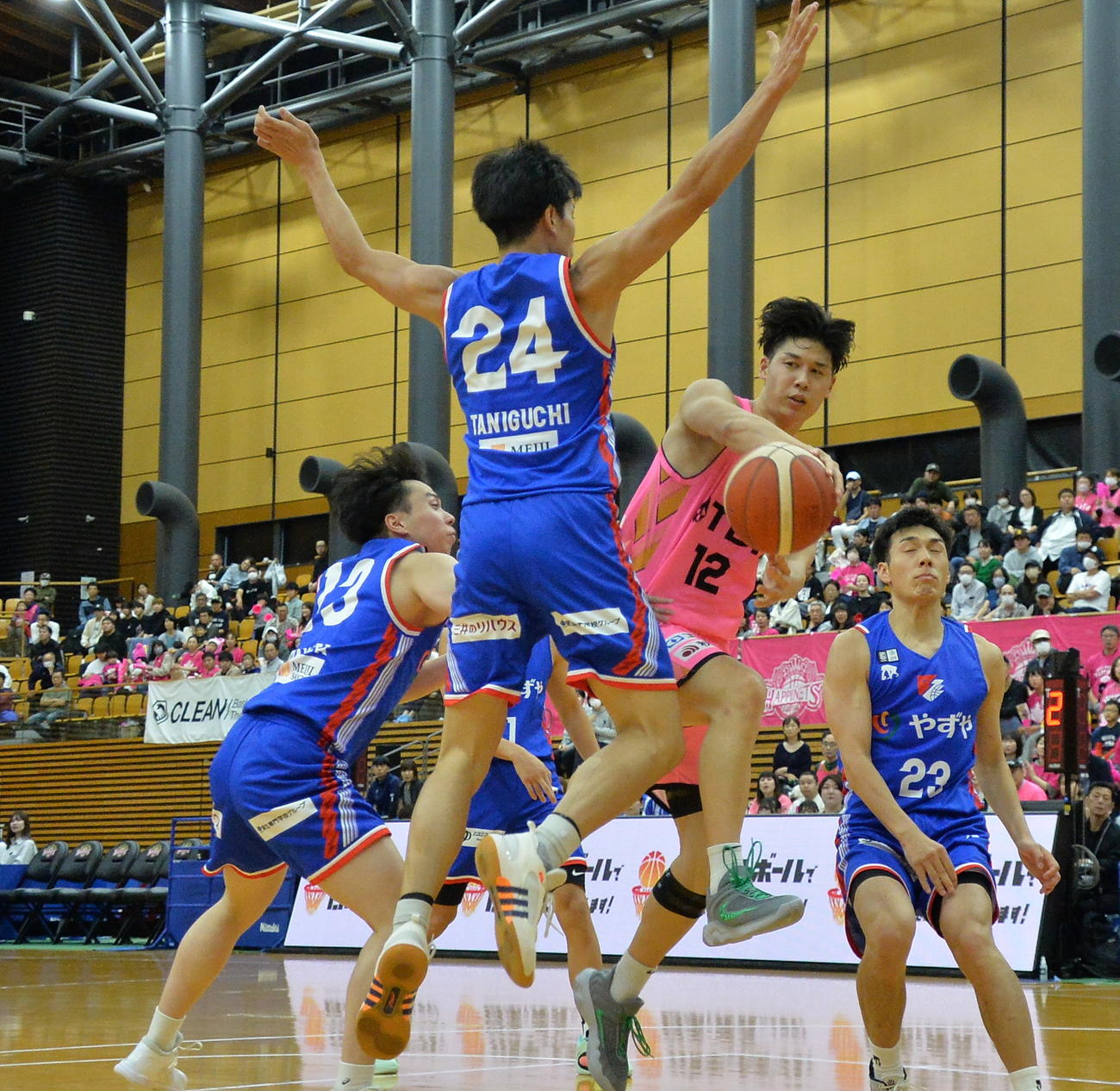 秋田対福岡　ゴール下へ切り込んでパスを出す秋田元田（右から2人目）（撮影・浜本神威）