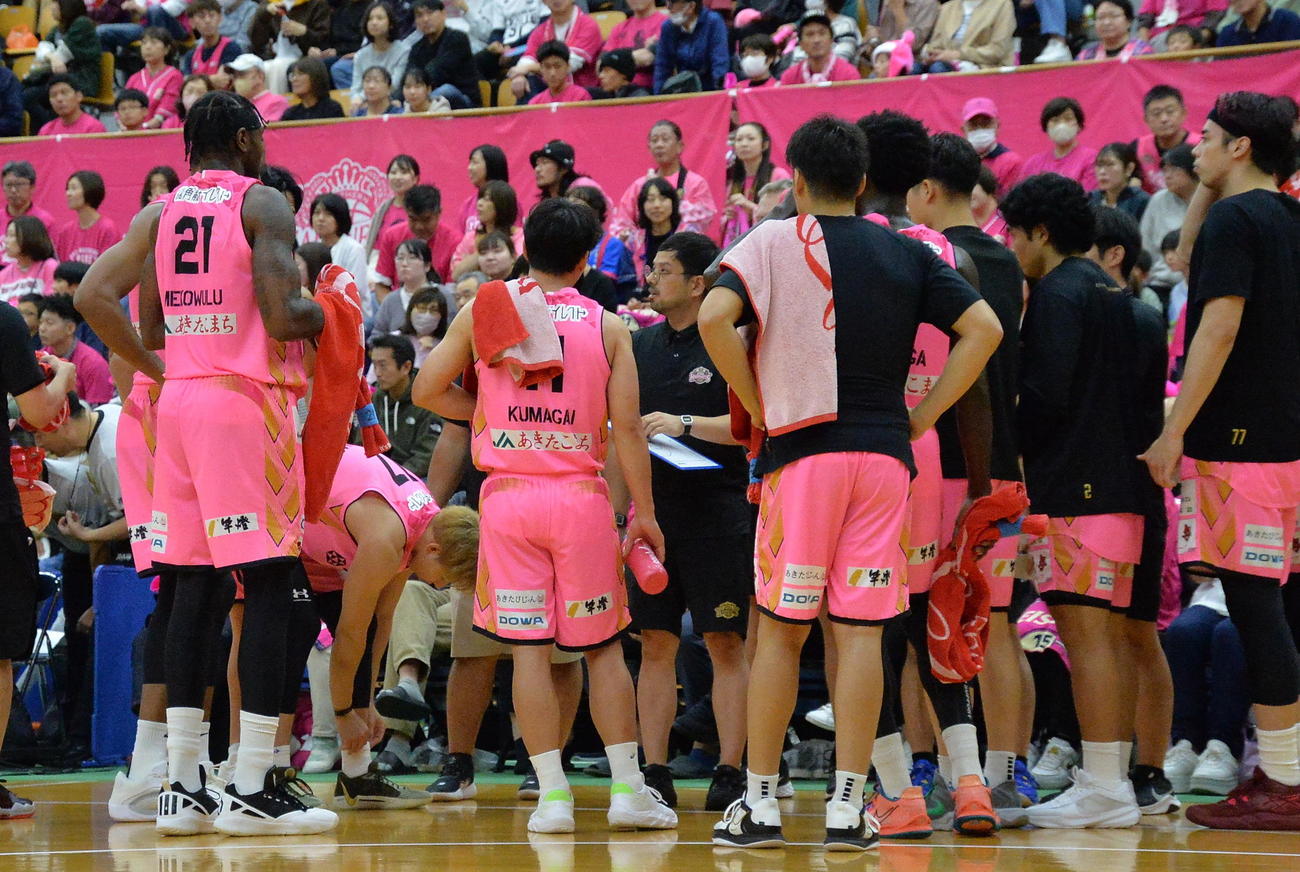 秋田対福岡　第1Q、選手に指示を送るB1秋田・前田HC（中央）（撮影・浜本神威）