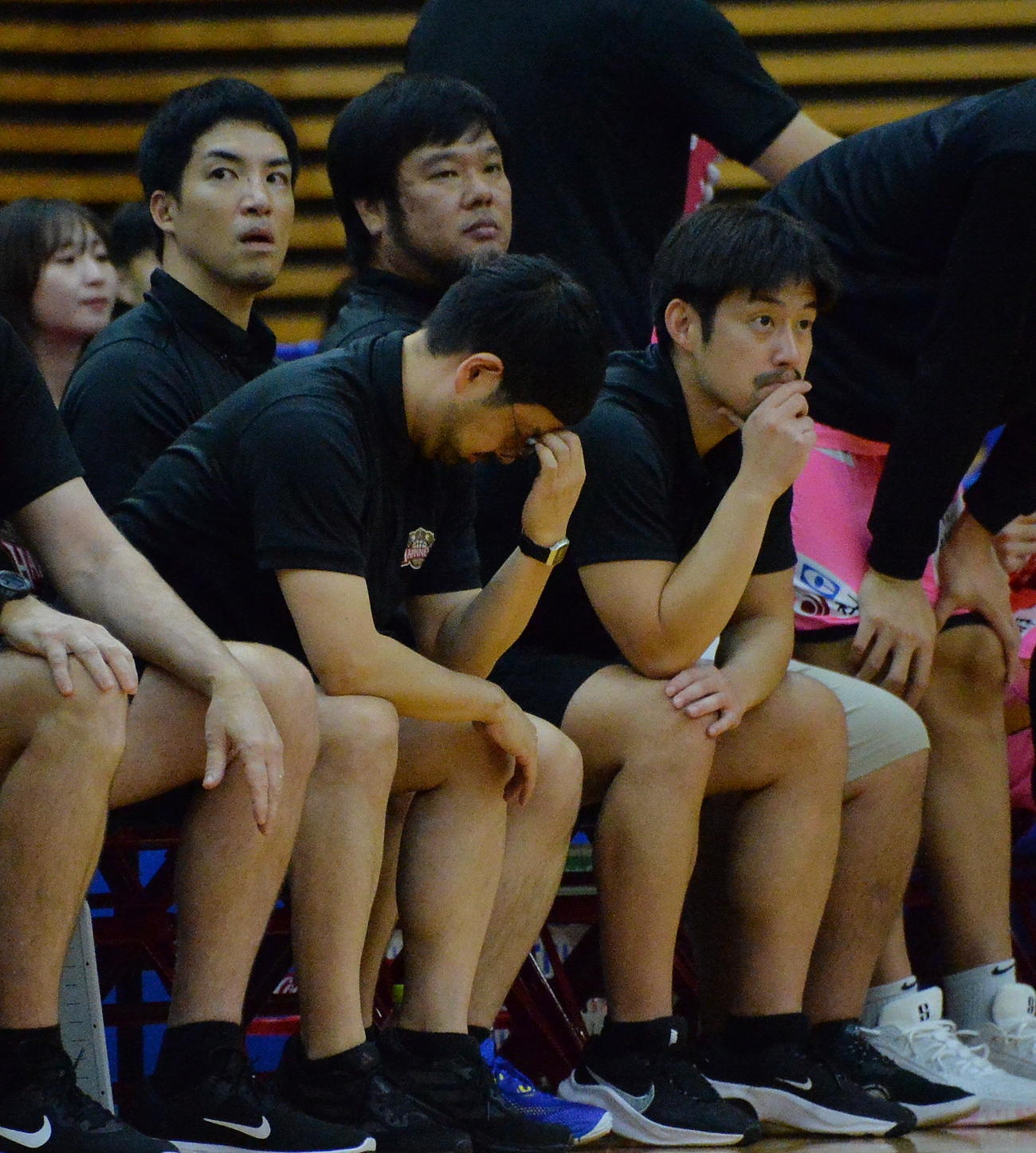 秋田対福岡　第4Q、頭を抱えるB1秋田・前田HC（手前）（撮影・浜本神威）