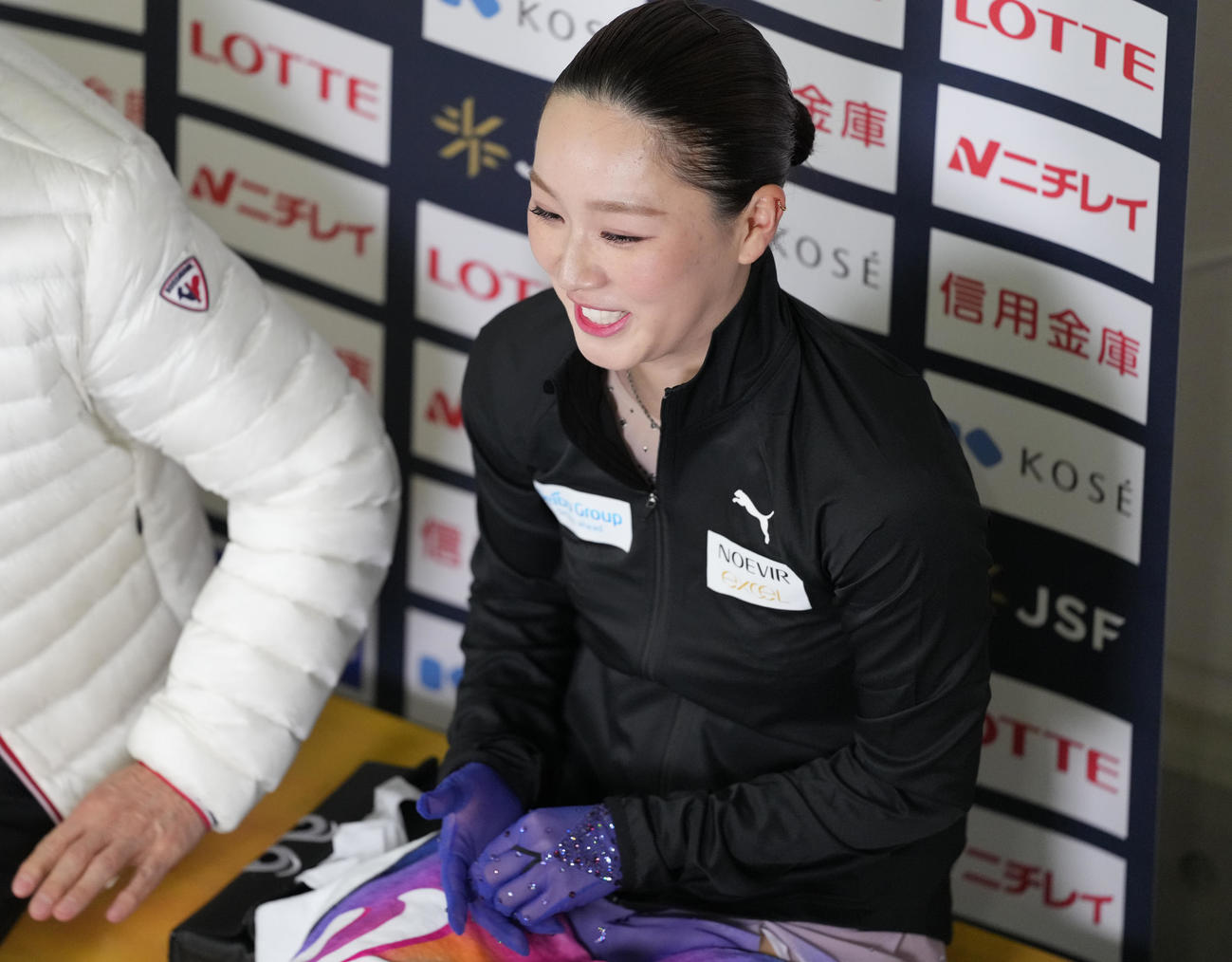 女子フリー　得点を確認し、笑顔の樋口（撮影・鈴木みどり）