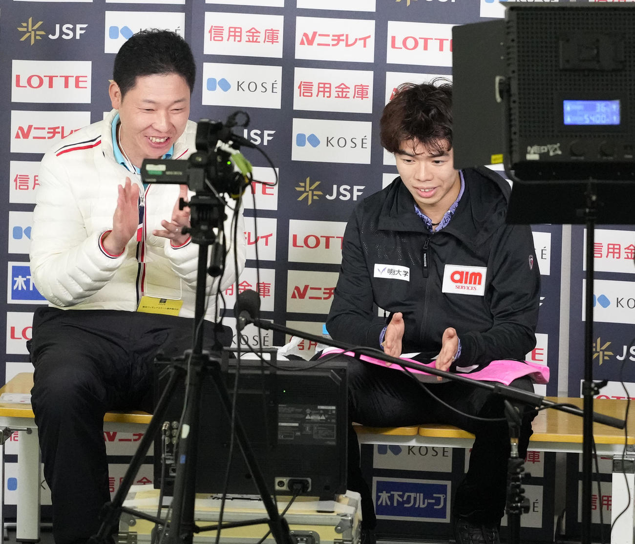 男子SP　得点を確認し、手をたたく佐藤（右）（撮影・鈴木みどり）