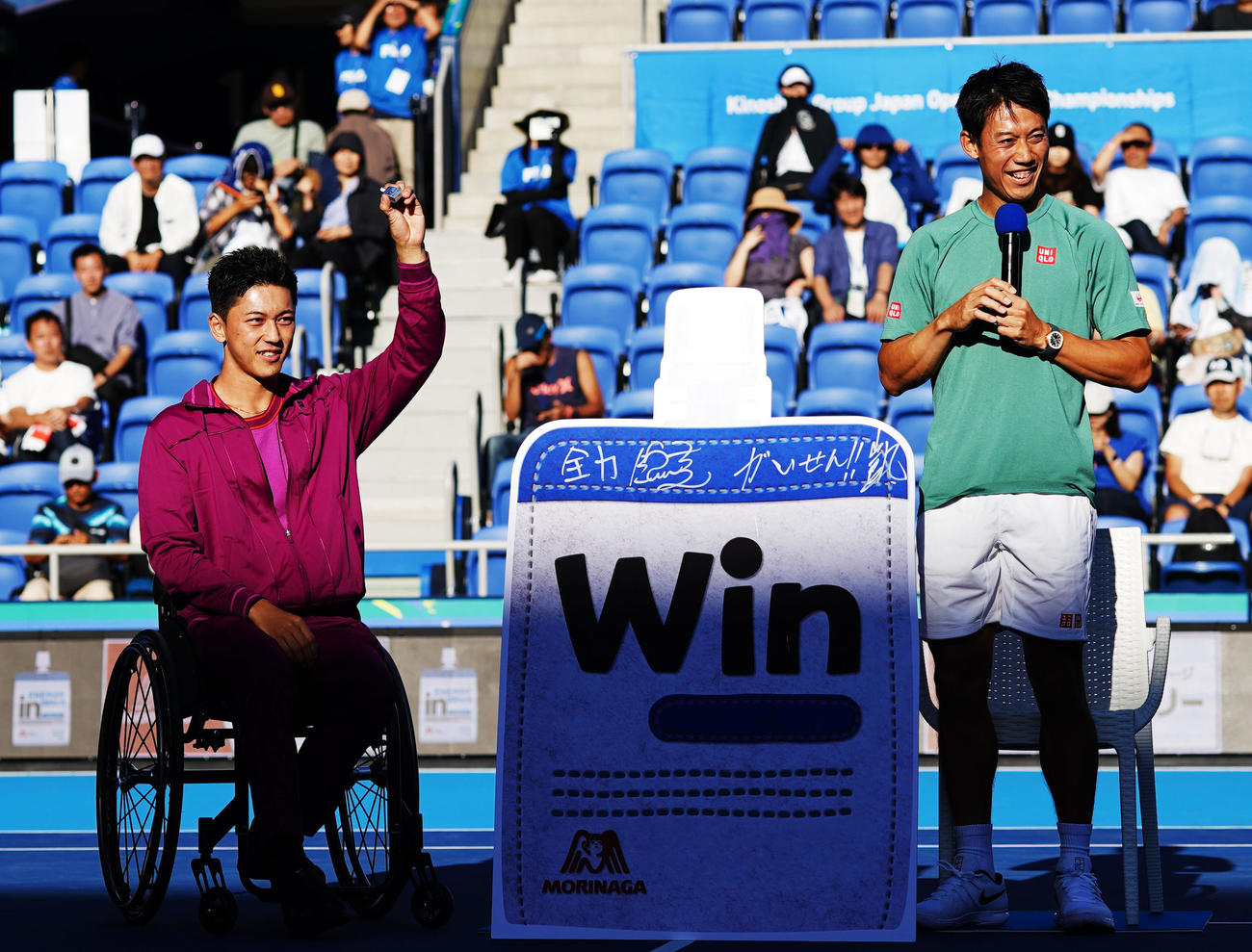 トークショーに登場した小田（左）と錦織（撮影・横山健太）