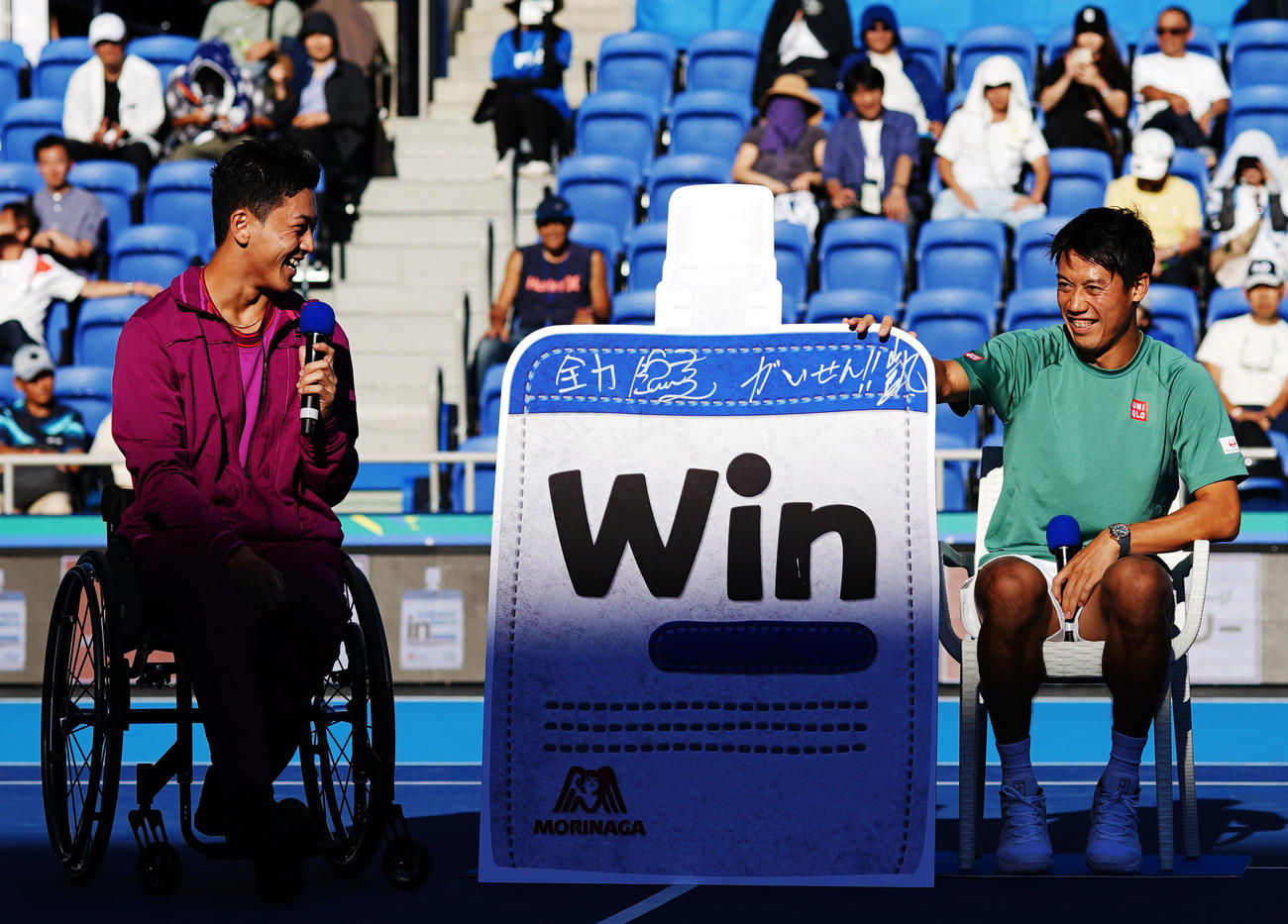 トークショーで笑顔を見せる小田（左）と錦織（撮影・横山健太）