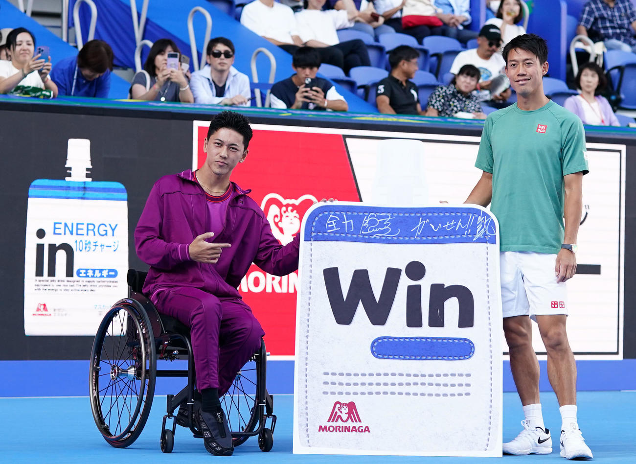 トークショーで笑顔を見せる小田（左）と錦織（撮影・横山健太）