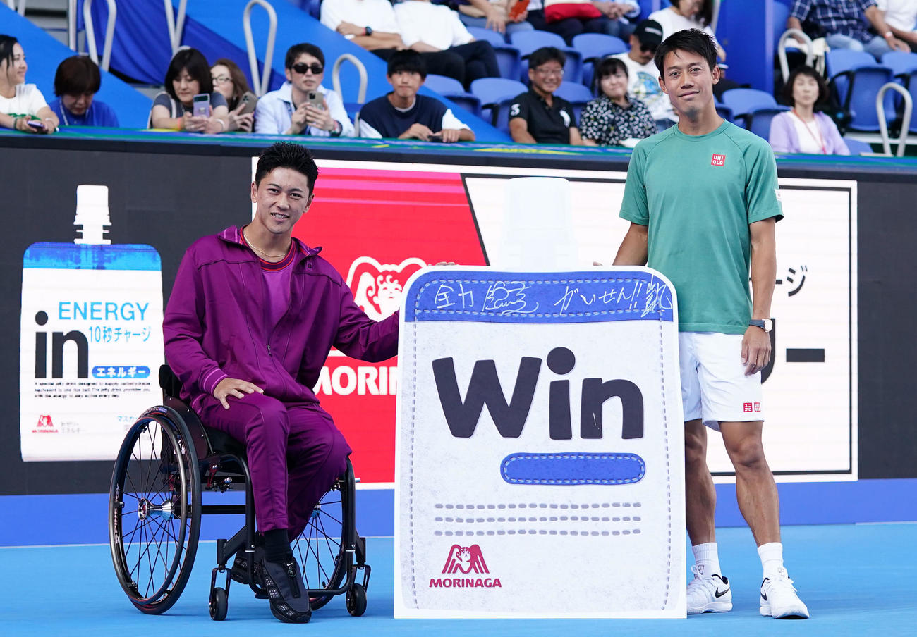 トークショーで笑顔を見せる小田（左）と錦織（撮影・横山健太）
