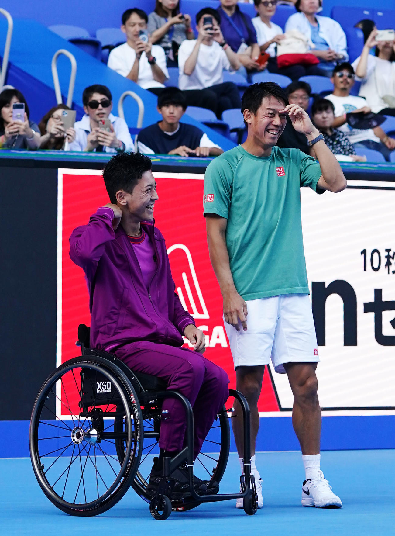 トークショーで笑顔を見せる小田（左）と錦織（撮影・横山健太）