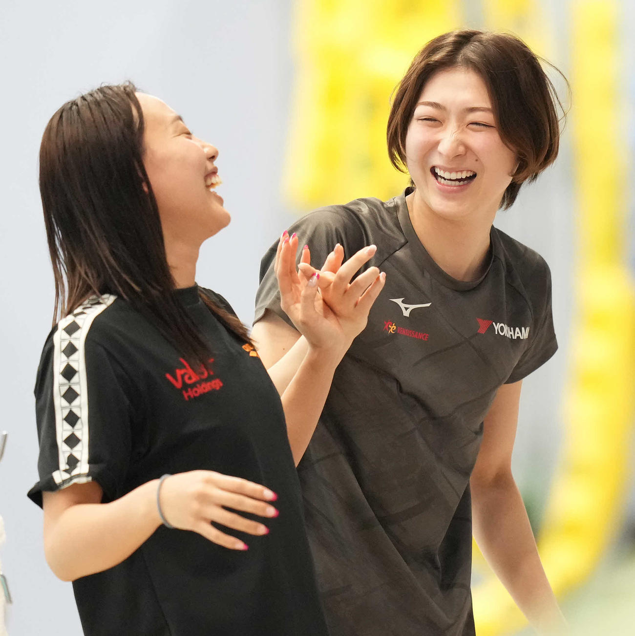 競泳世界選手権日本代表公開練習で、アップで爆笑する池江（右）と今井（2023年4月撮影）