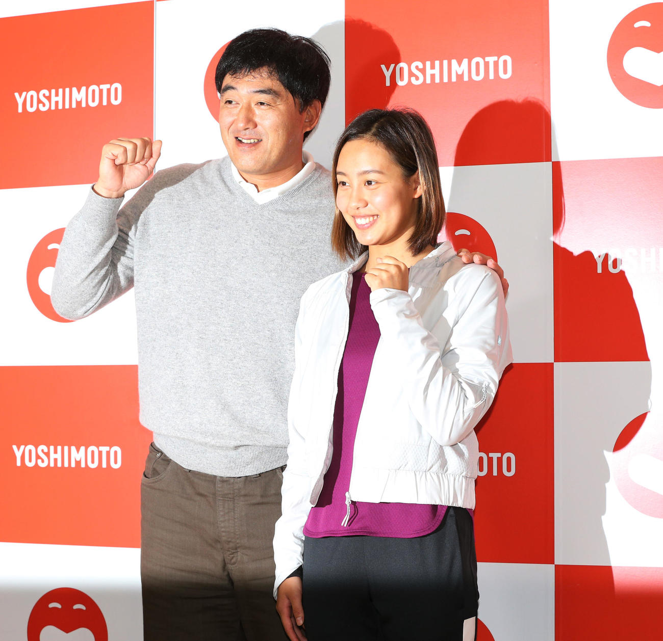 2017年11月、よしもととマネージメント契約した今井月は、同社エグゼグティブプロデューサーの石井一久氏から激励される