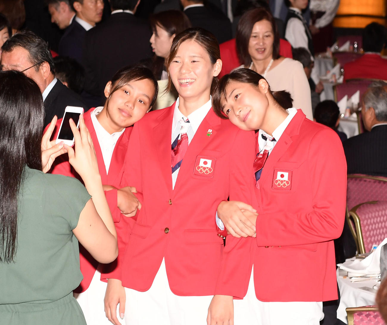 2016年9月、引退を決めた内田美希さん（中央）と記念撮影する今井（左）と池江