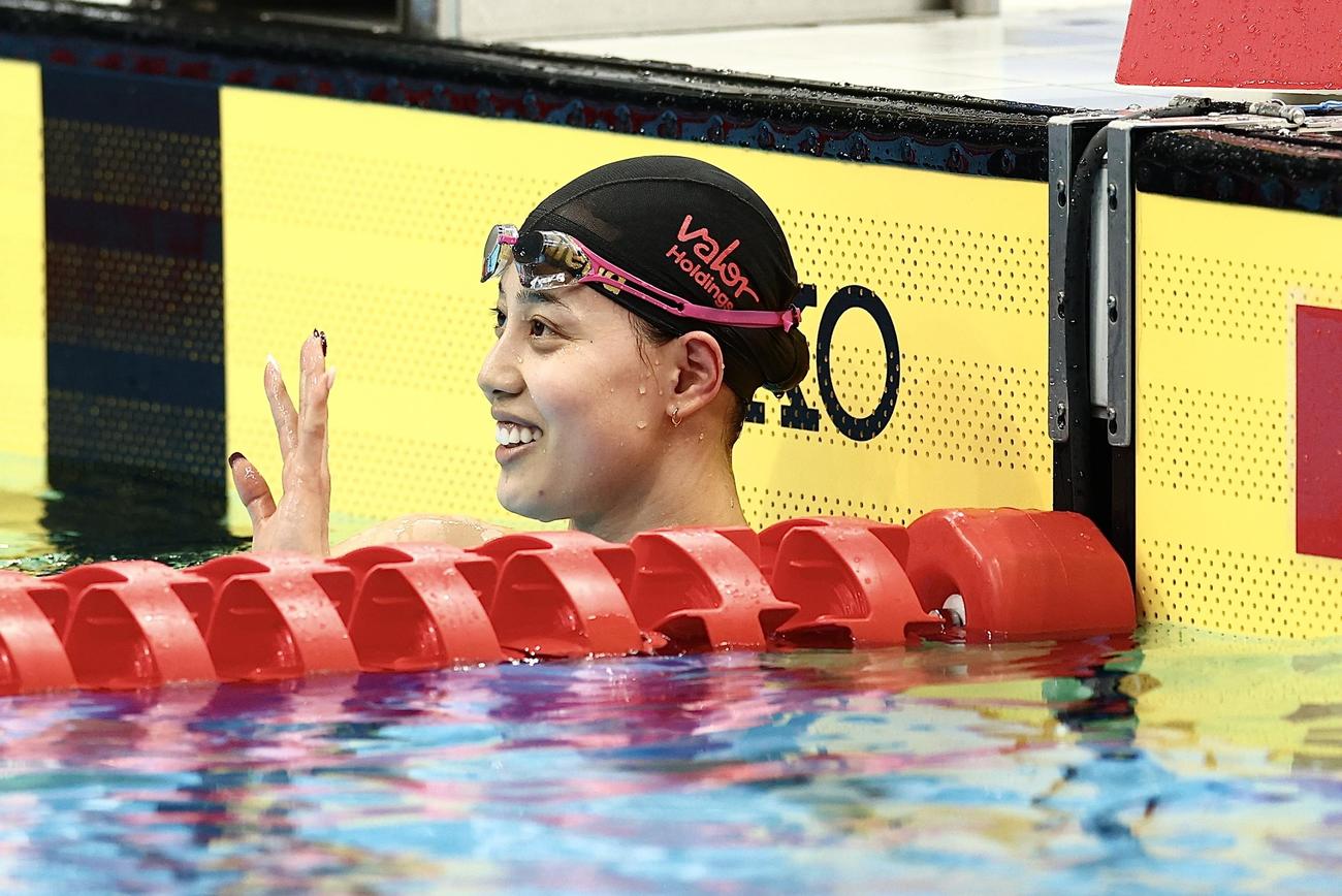女子200メートル平泳ぎ準決勝終え、笑顔を見せる今井（撮影・河田真司）