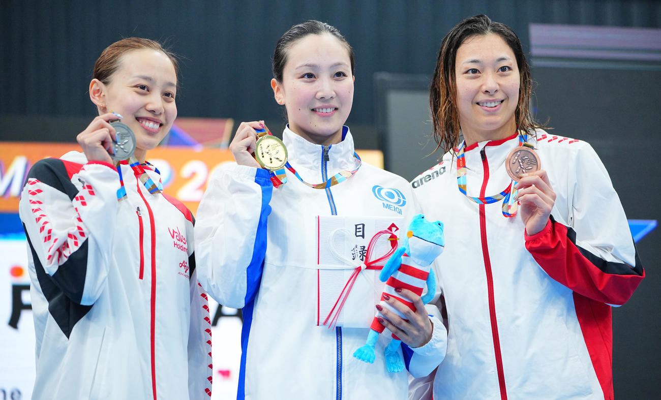 女子200メートル平泳ぎで優勝し表彰台で笑顔を見せる1位渡部（中央）、2位今井（左）、3位鈴木（撮影・垰建太）