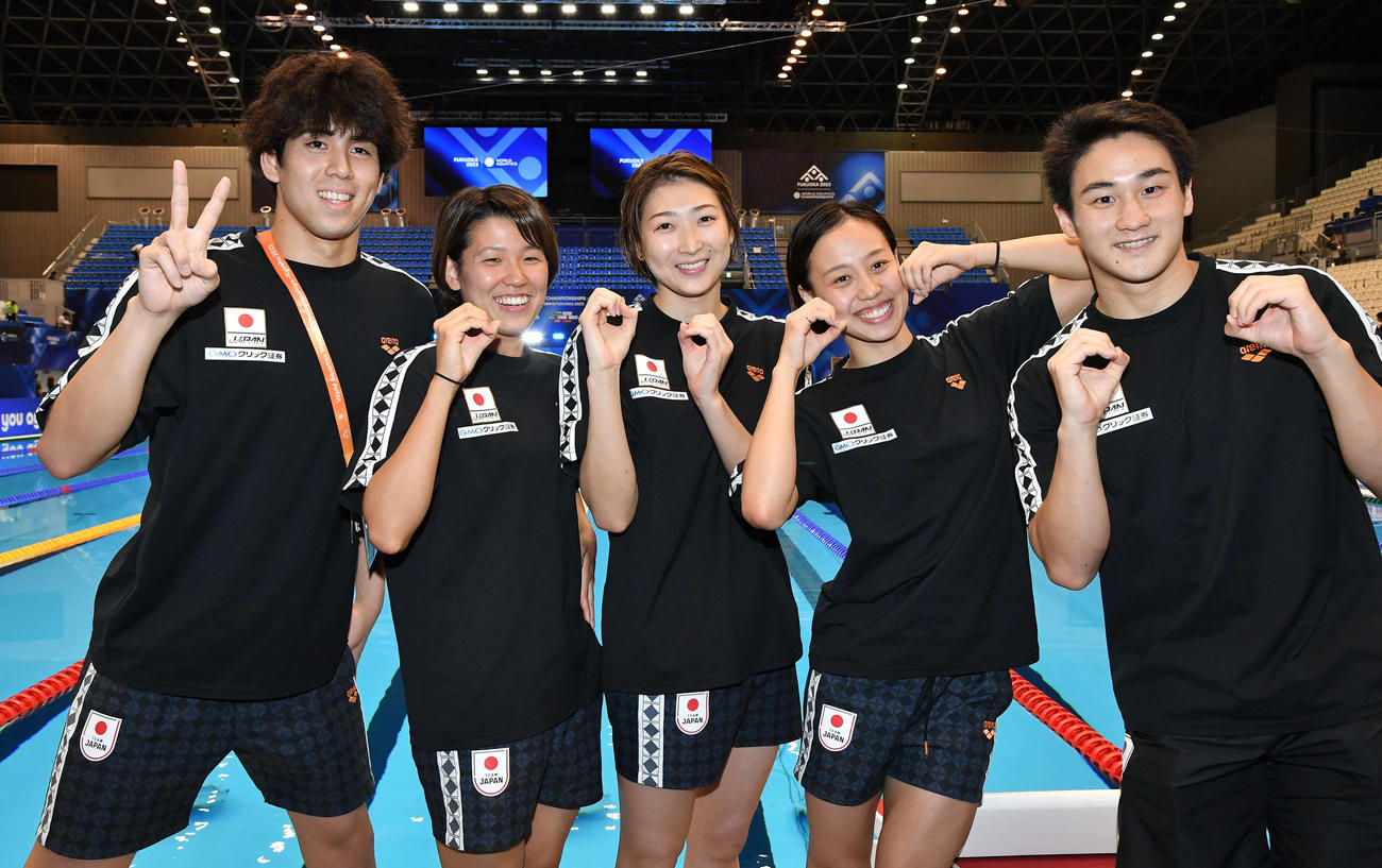 世界水泳2023福岡大会第17日　大会を終え、2000年生まれ（同学年）の選手たちで記念撮影する、左から真野秀成、小堀倭加、池江璃花子、今井月、佐藤翔馬（撮影・岩下翔太）