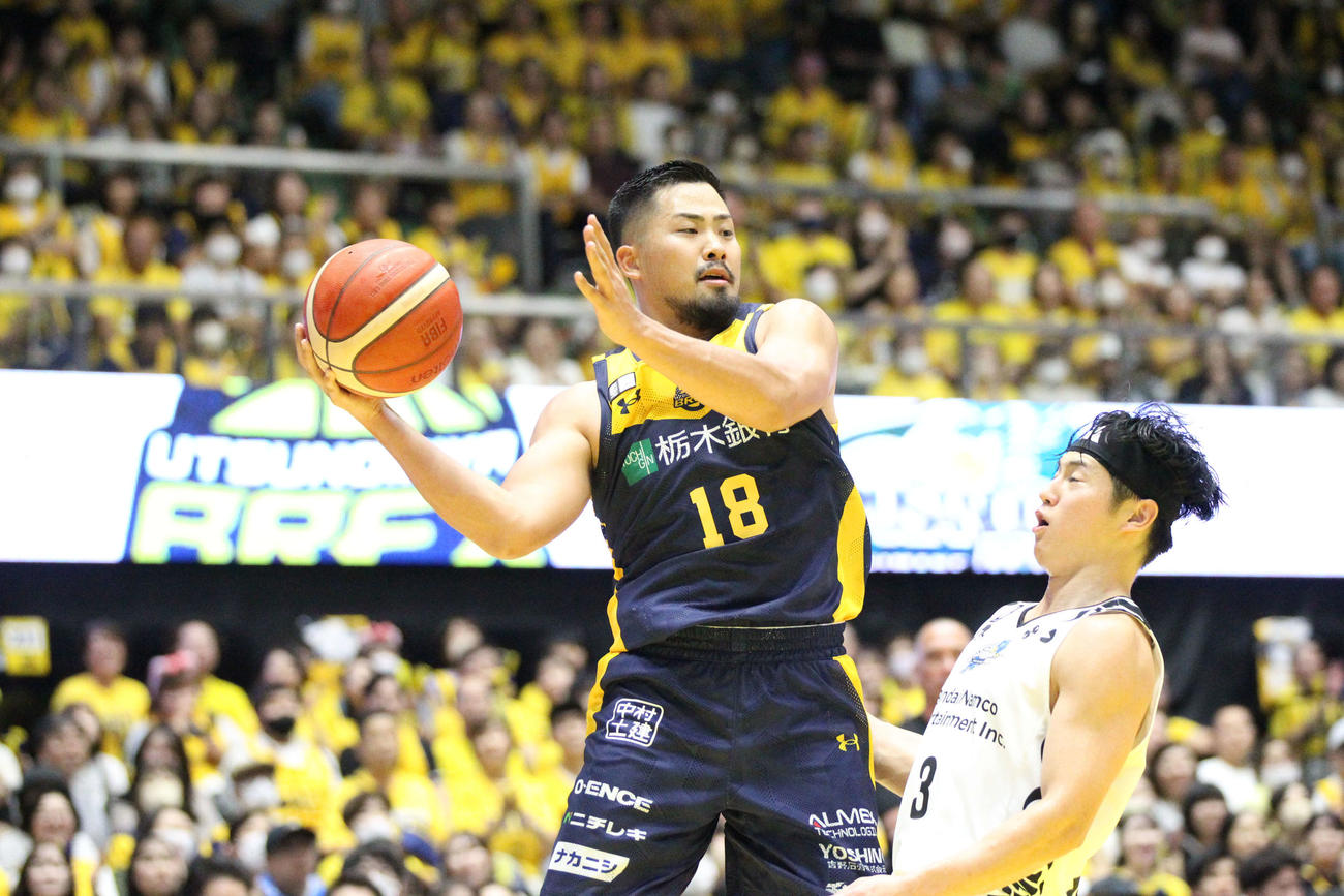 宇都宮対島根　宇都宮・鵤誠司のパスの圧力にたじろぐ島根の安藤誓哉（撮影・沢田啓太郎）