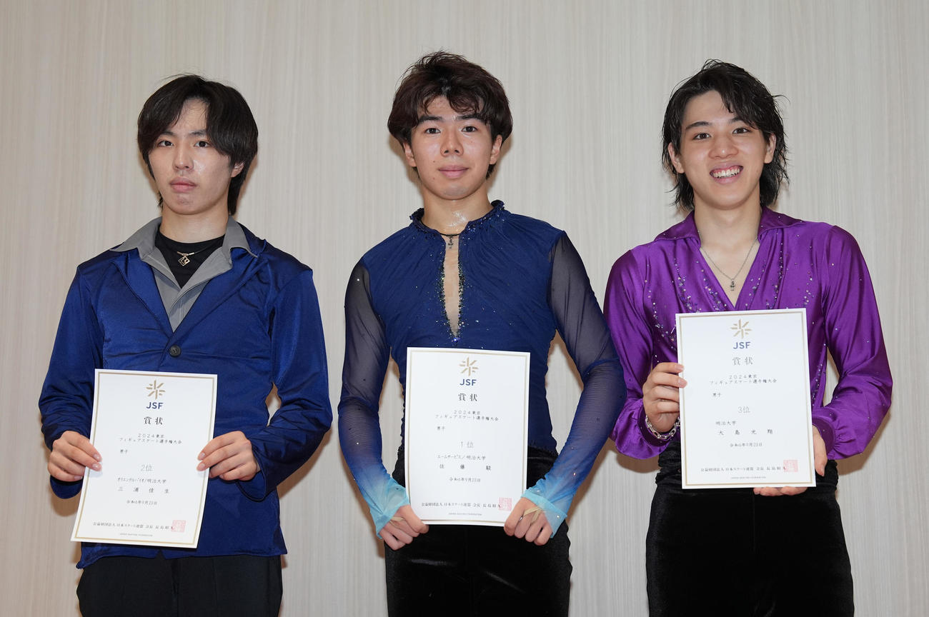 表彰台で記念撮影に納まる、左から2位三浦、優勝の佐藤、3位大島（撮影・鈴木みどり）
