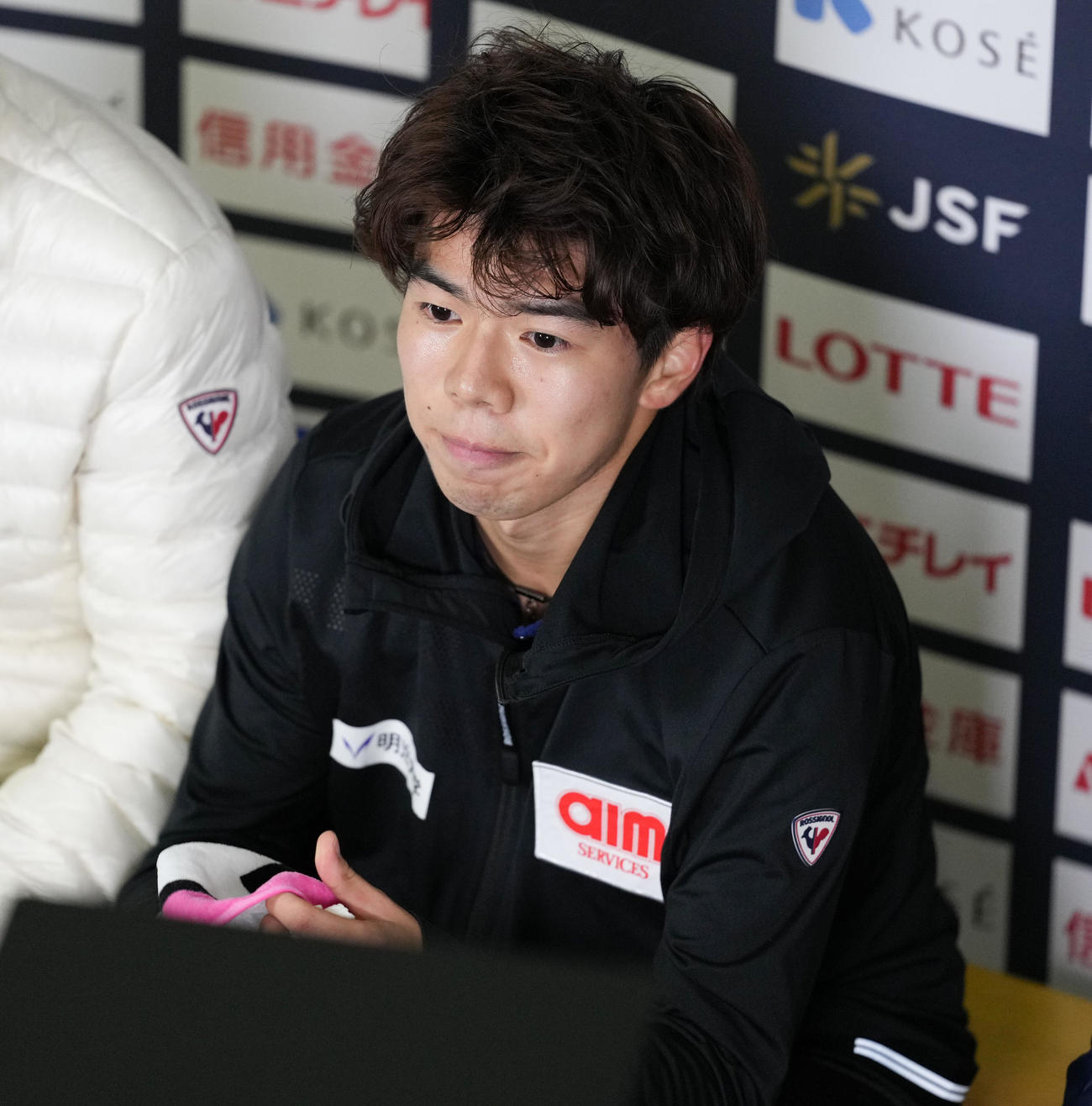 男子フリー　得点を確認し、笑顔の佐藤（撮影・鈴木みどり）