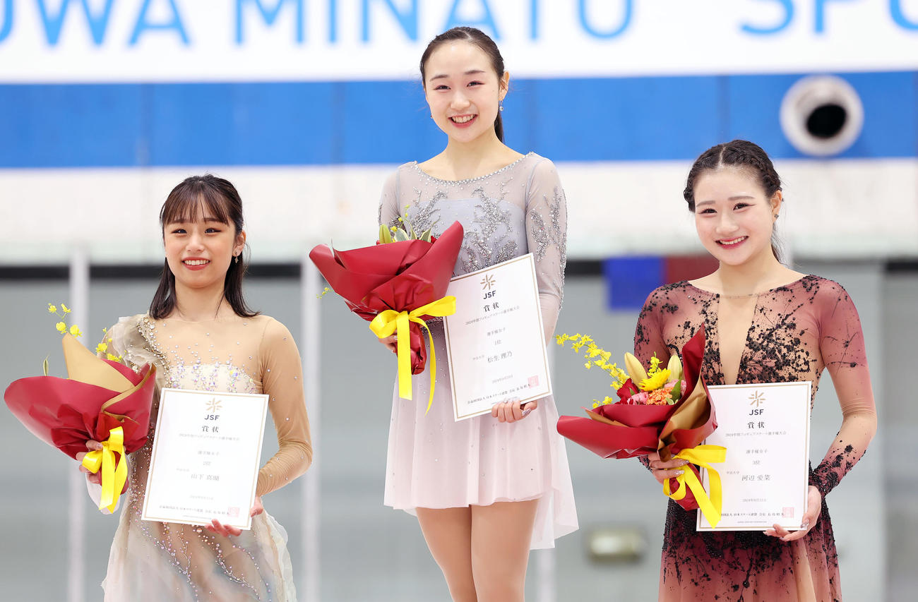 表彰式で笑顔を見せる、左から2位の山下、優勝の松生、3位の河辺（撮影・前田充）