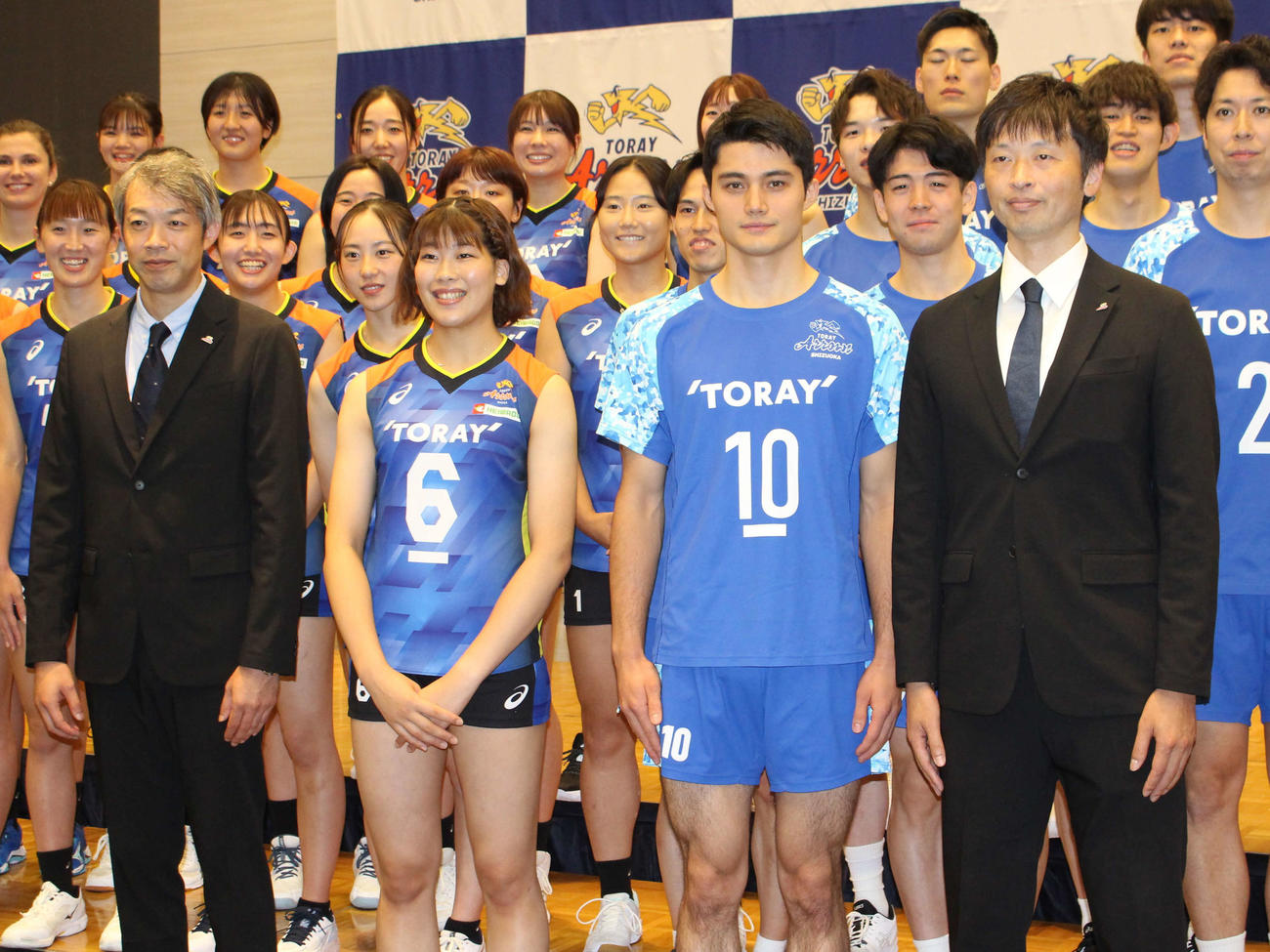 会見に出席した東レアローズ静岡と東レアローズ滋賀の選手たち。前列左から越谷章監督、深沢つぐみ、重藤トビアス赳、阿部裕太監督（撮影・勝部晃多）