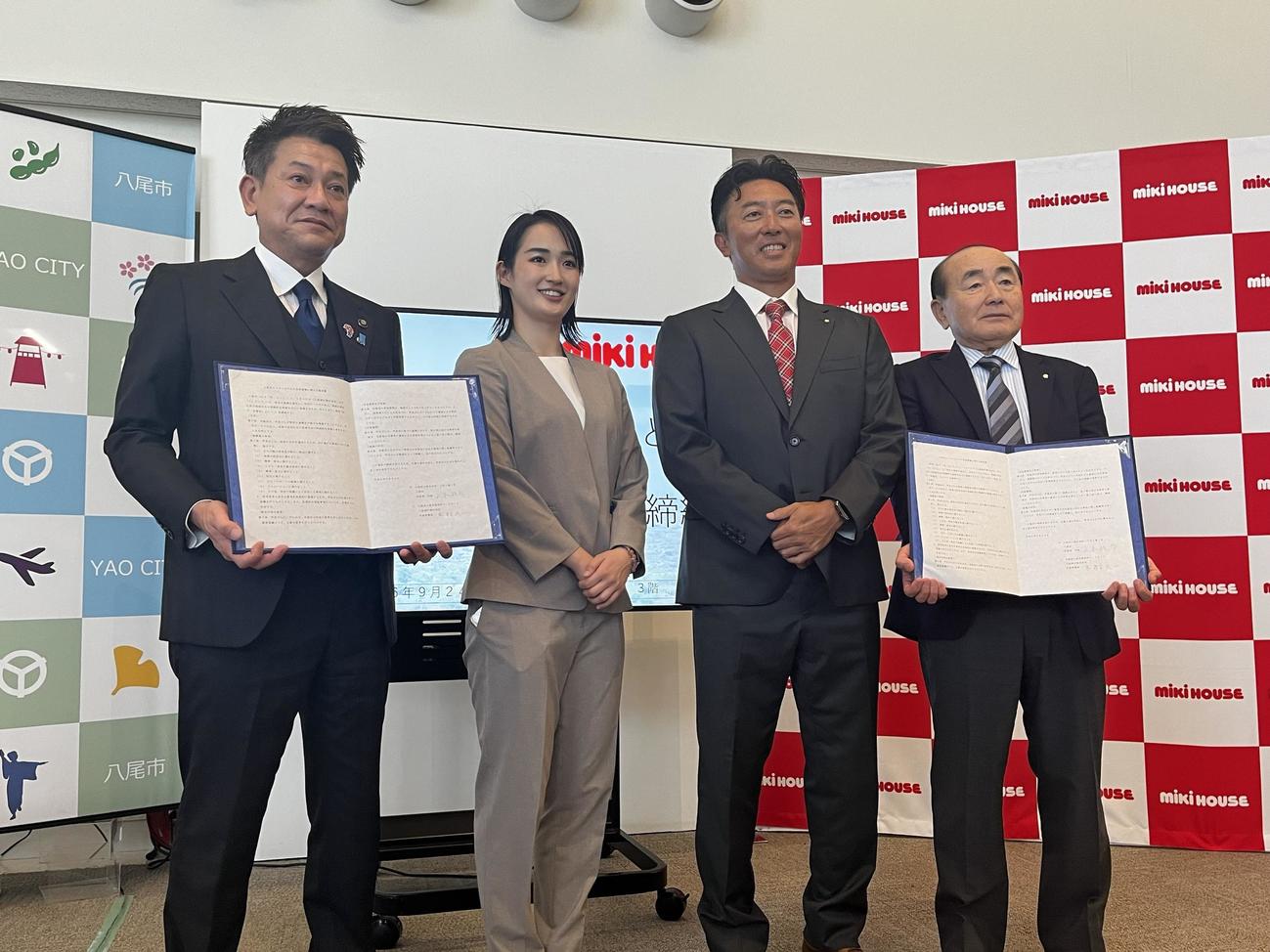 八尾市との包括連携に関する協定締結式に出席した4人。左から大松桂右市長、清水希容さん、ミキハウス野球部の陣田匡人監督、ミキハウスの木村皓一社長（撮影・竹本穂乃加）