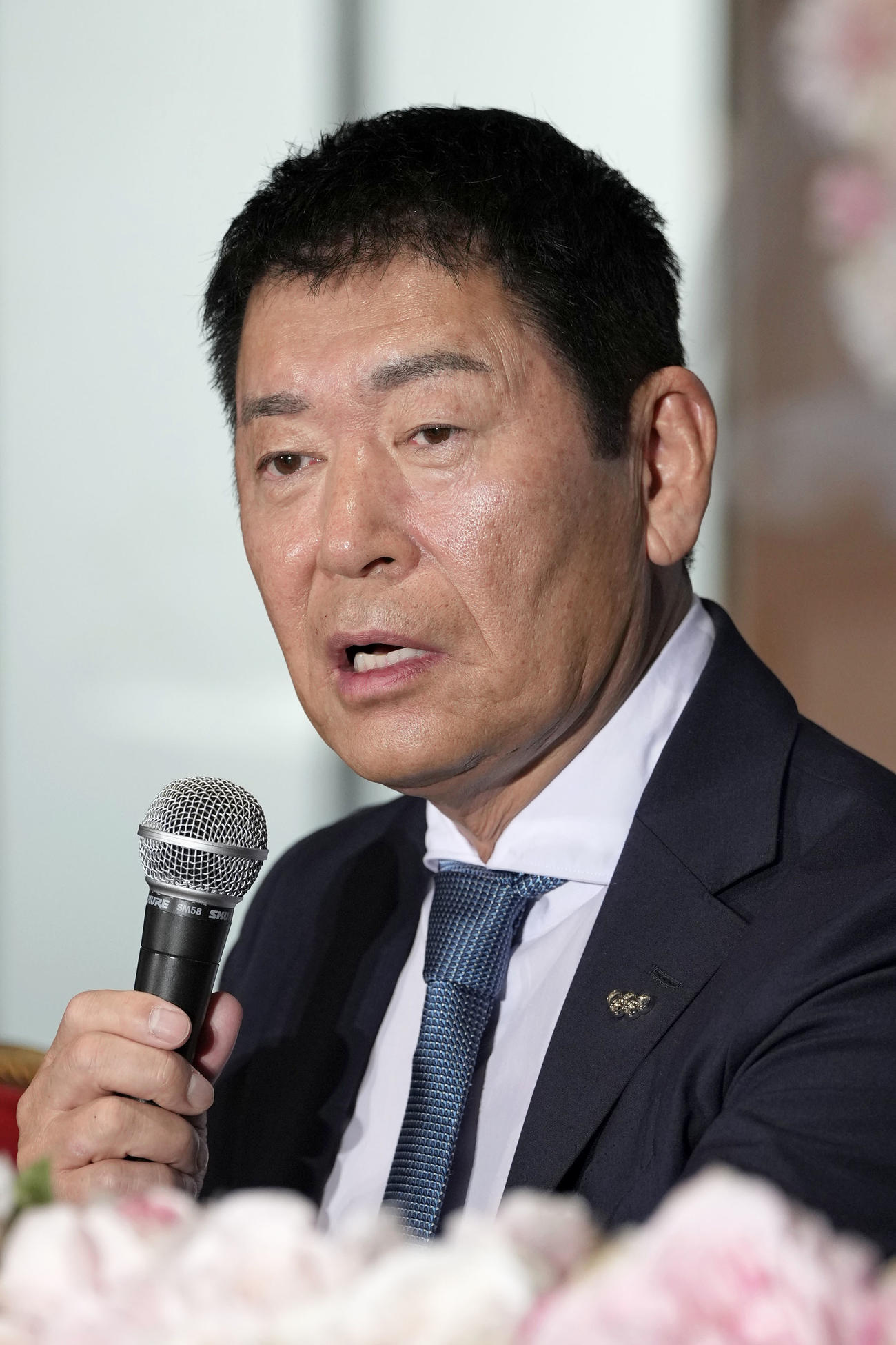 記者会見する国際体操連盟の渡辺守成会長（共同）