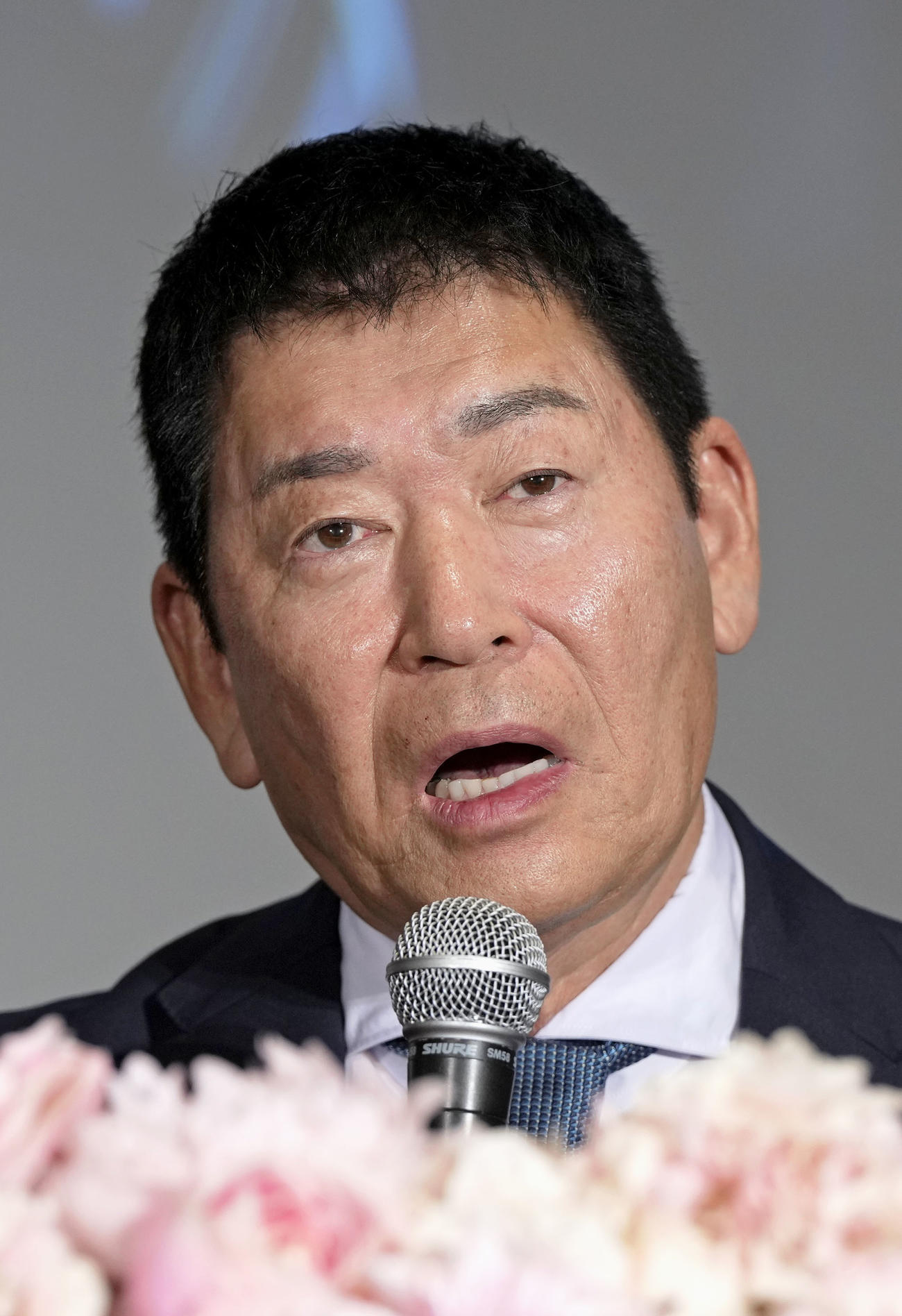 記者会見する国際体操連盟の渡辺守成会長（共同）
