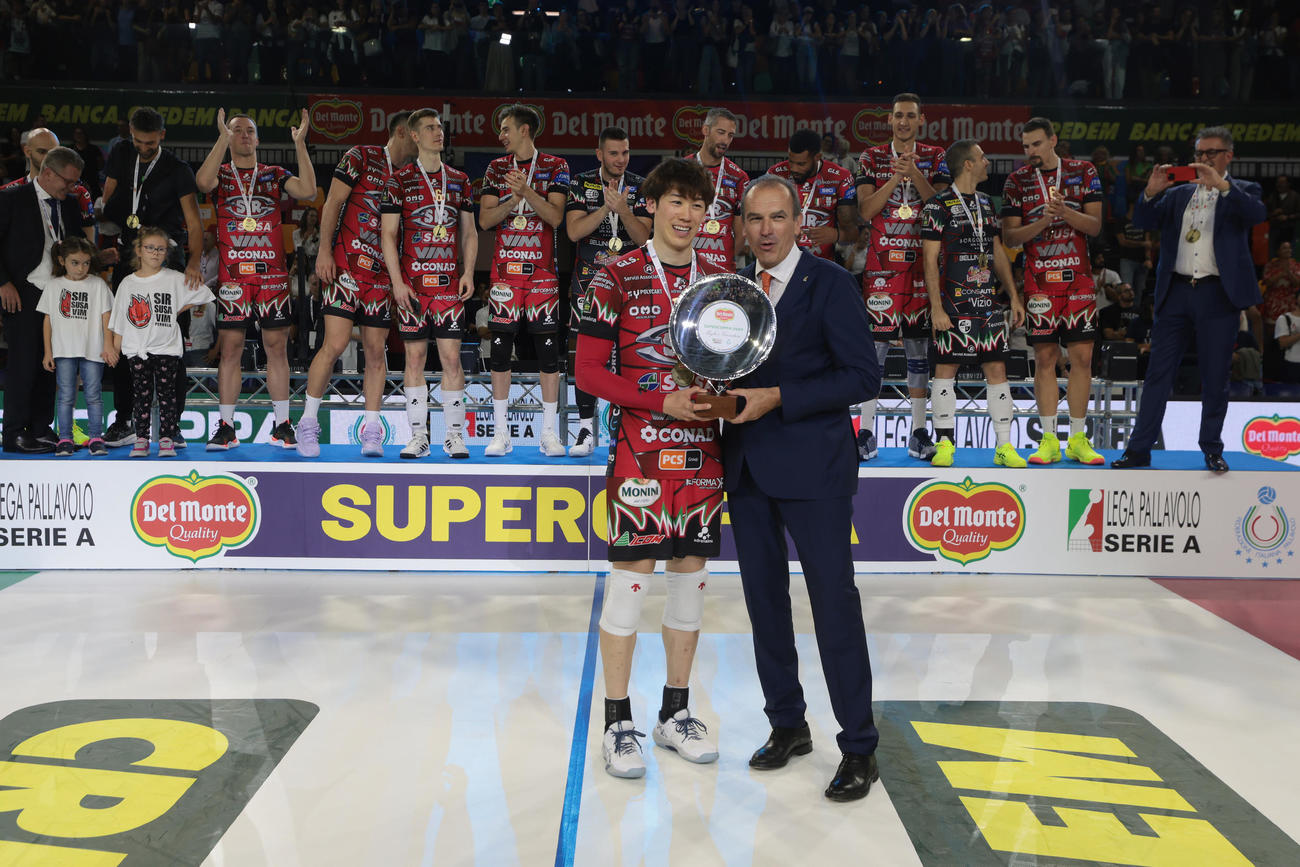 イタリアスーパー杯で優勝し、MVPを獲得した石川（C）セリエA