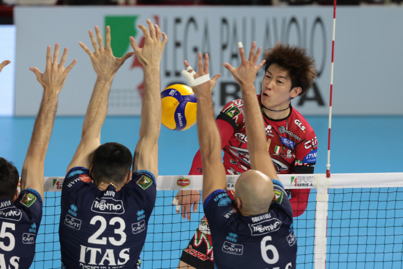 イタリアスーパー杯の決勝でスパイクを打つ石川（C）セリエA