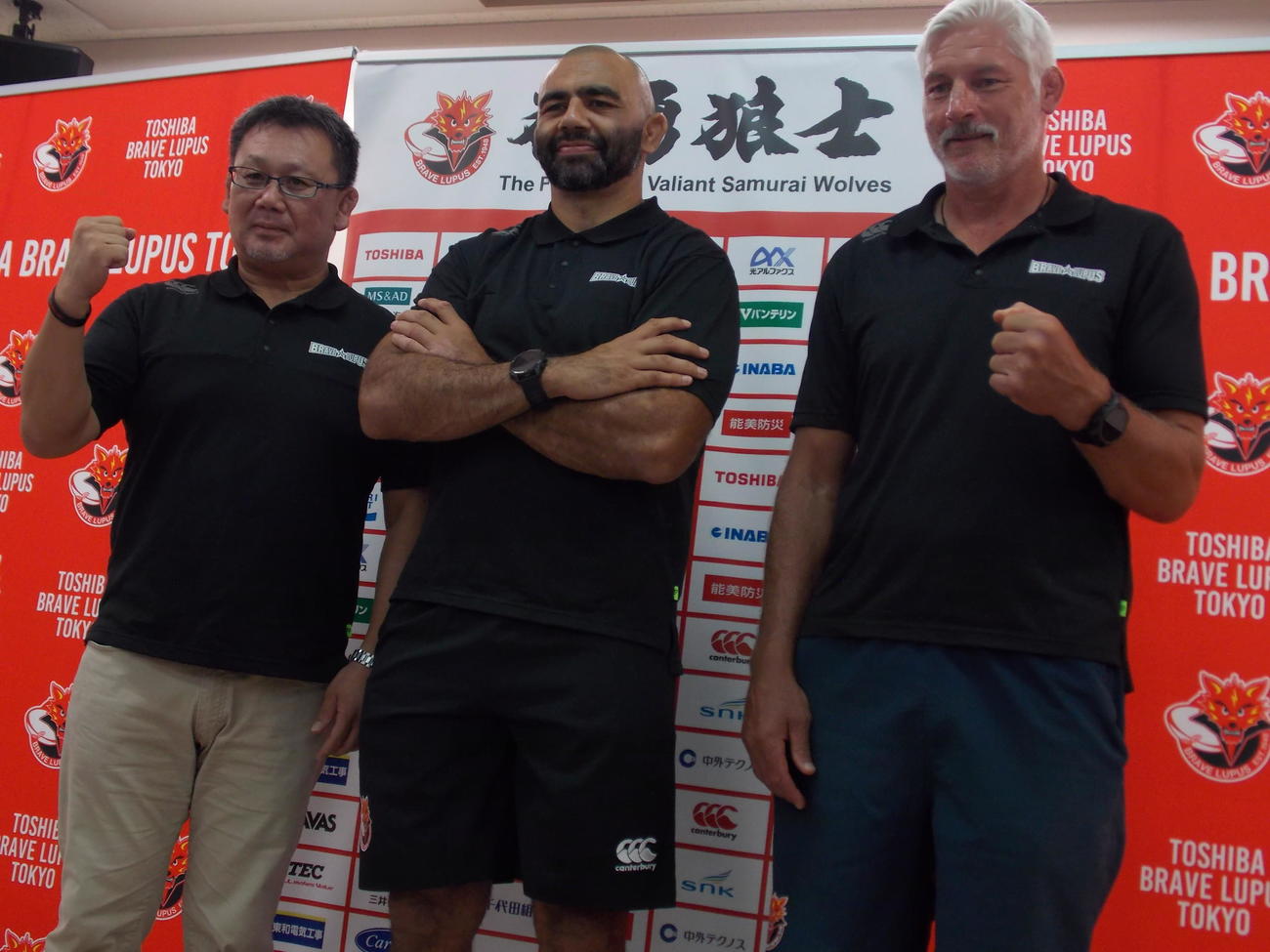 BL東京の定例会見を終えてポーズを決める右からトッド・ブラックアダー・ヘッドコーチ、リーチ・マイケル主将、薫田真広ゼネラルマネジャー（撮影・松本航）