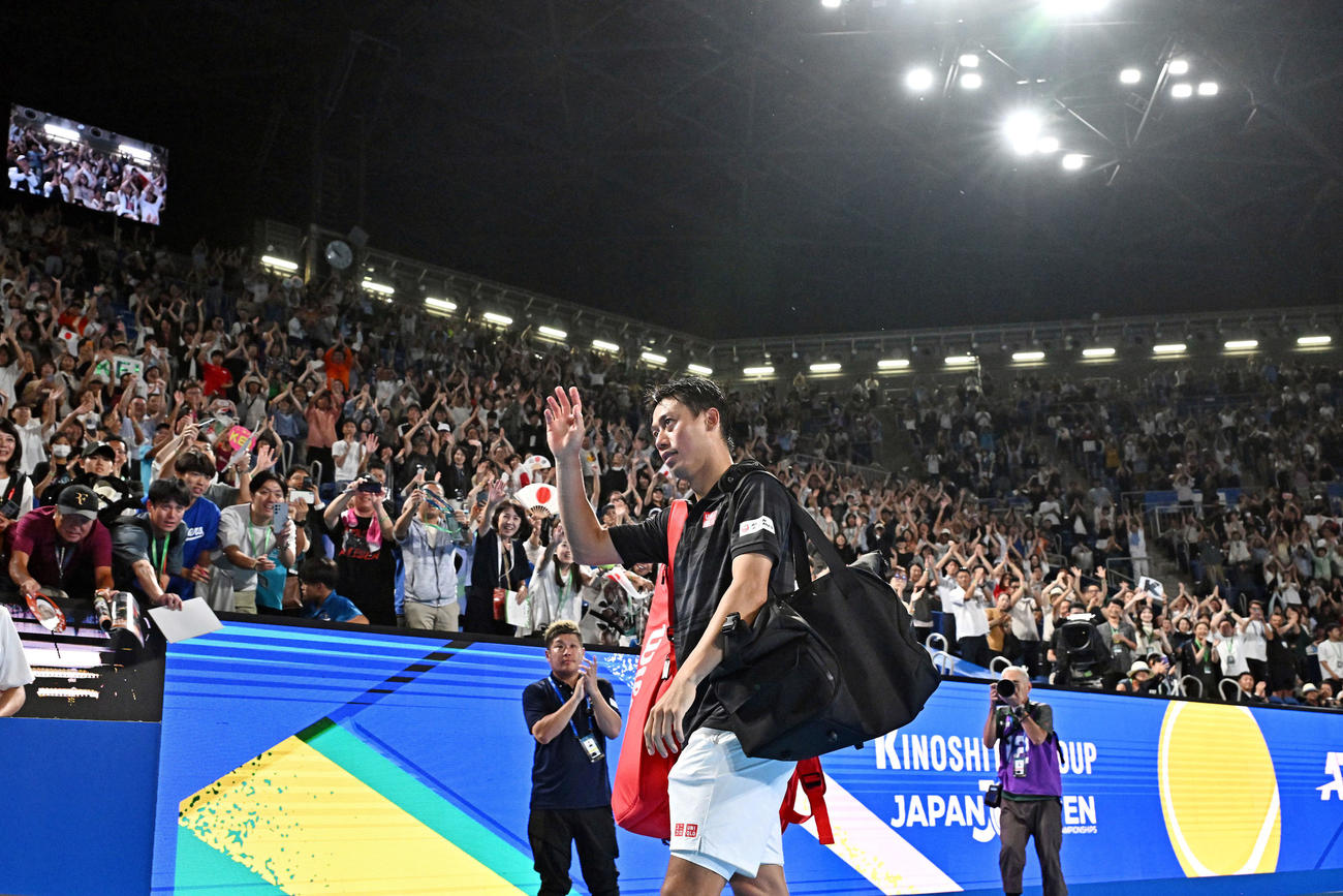 錦織対チリッチ　初戦を突破し集まったファンに手を振る錦織（撮影・滝沢徹郎）