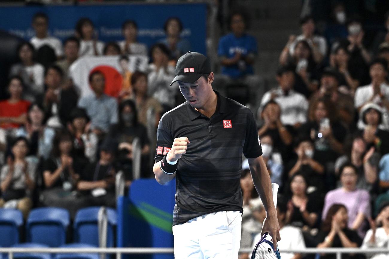 錦織対チリッチ　第1セット、ポイントを奪いガッツポーズする錦織（撮影・滝沢徹郎）