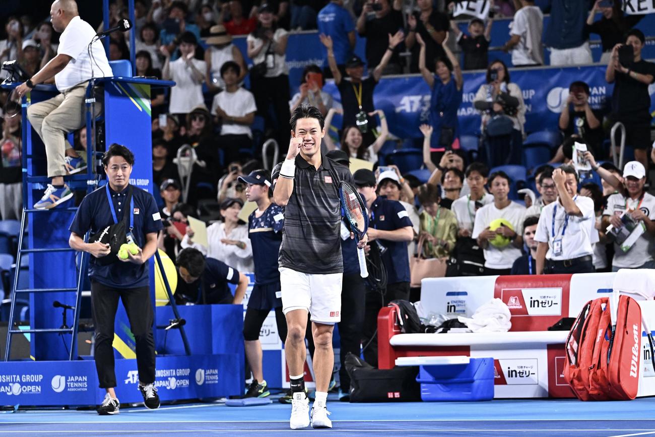 錦織対チリッチ　初戦を突破しガッツポーズする錦織（撮影・滝沢徹郎）