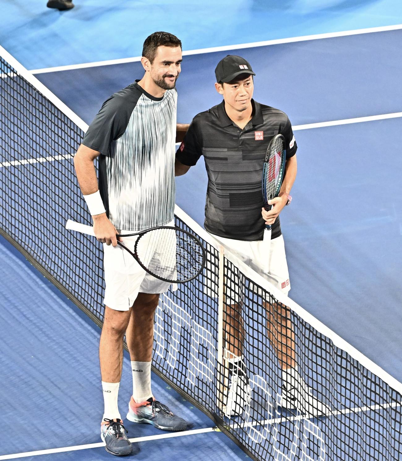 錦織対チリッチ　対戦前に記念撮影するチリッチ（左）と錦織（撮影・滝沢徹郎）
