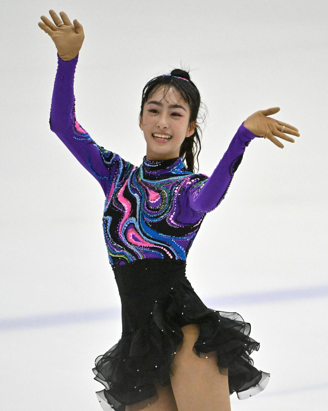 関係者らに手を振る櫛田育良（撮影・石井愛子）