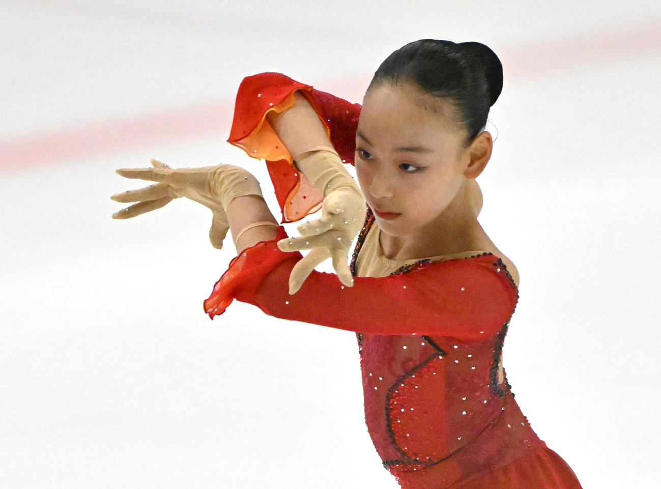 ジュニア女子ショートプログラムを披露する岡万佑子（撮影・石井愛子）