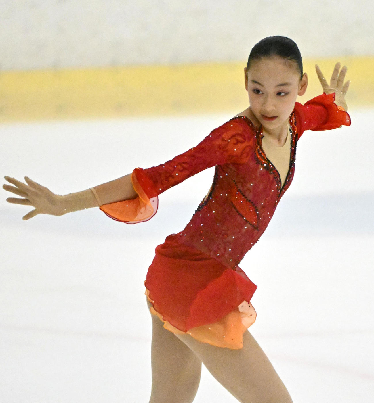 ジュニア女子ショートプログラムを披露する岡万佑子（撮影・石井愛子）