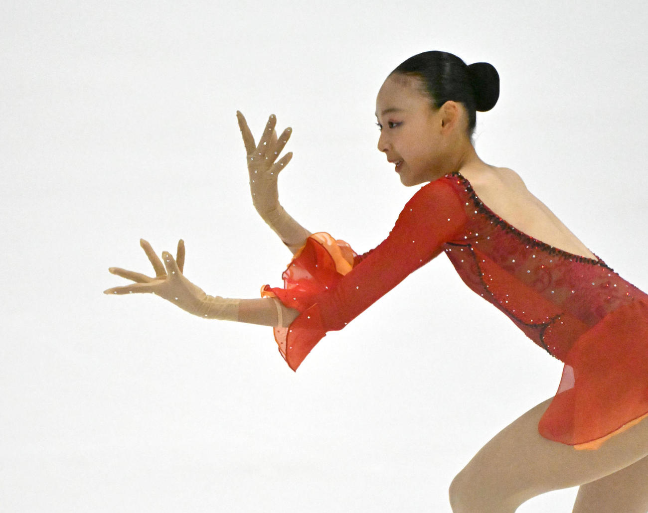 ジュニア女子ショートプログラムを披露する岡万佑子（撮影・石井愛子）