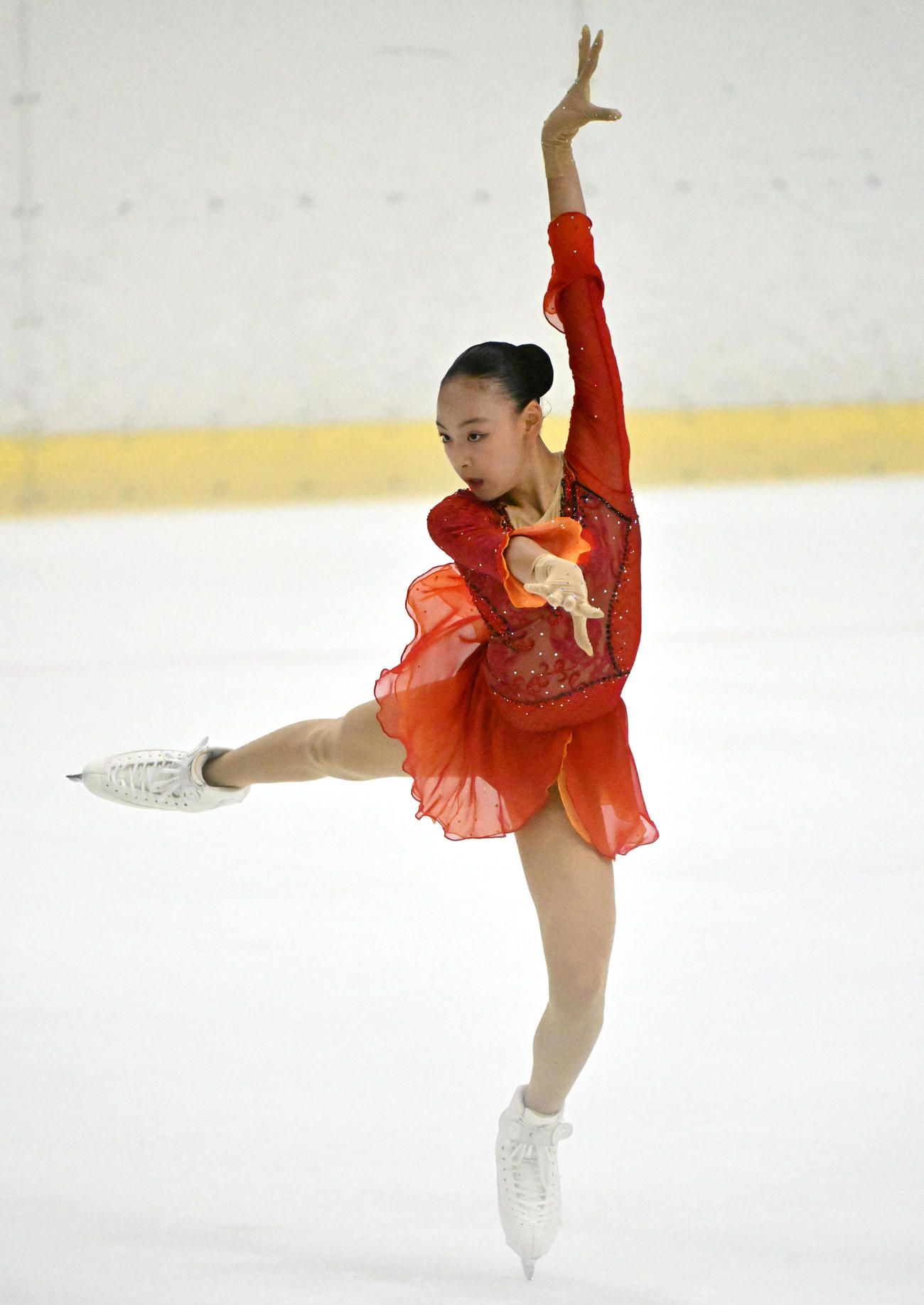 ジュニア女子ショートプログラムを披露する岡万佑子（撮影・石井愛子）