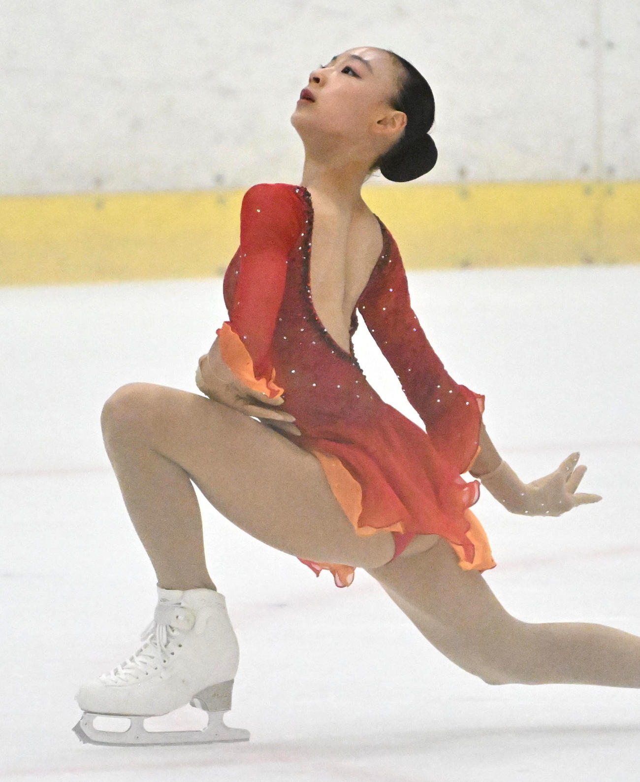 ジュニア女子ショートプログラムを披露する岡万佑子（撮影・石井愛子）