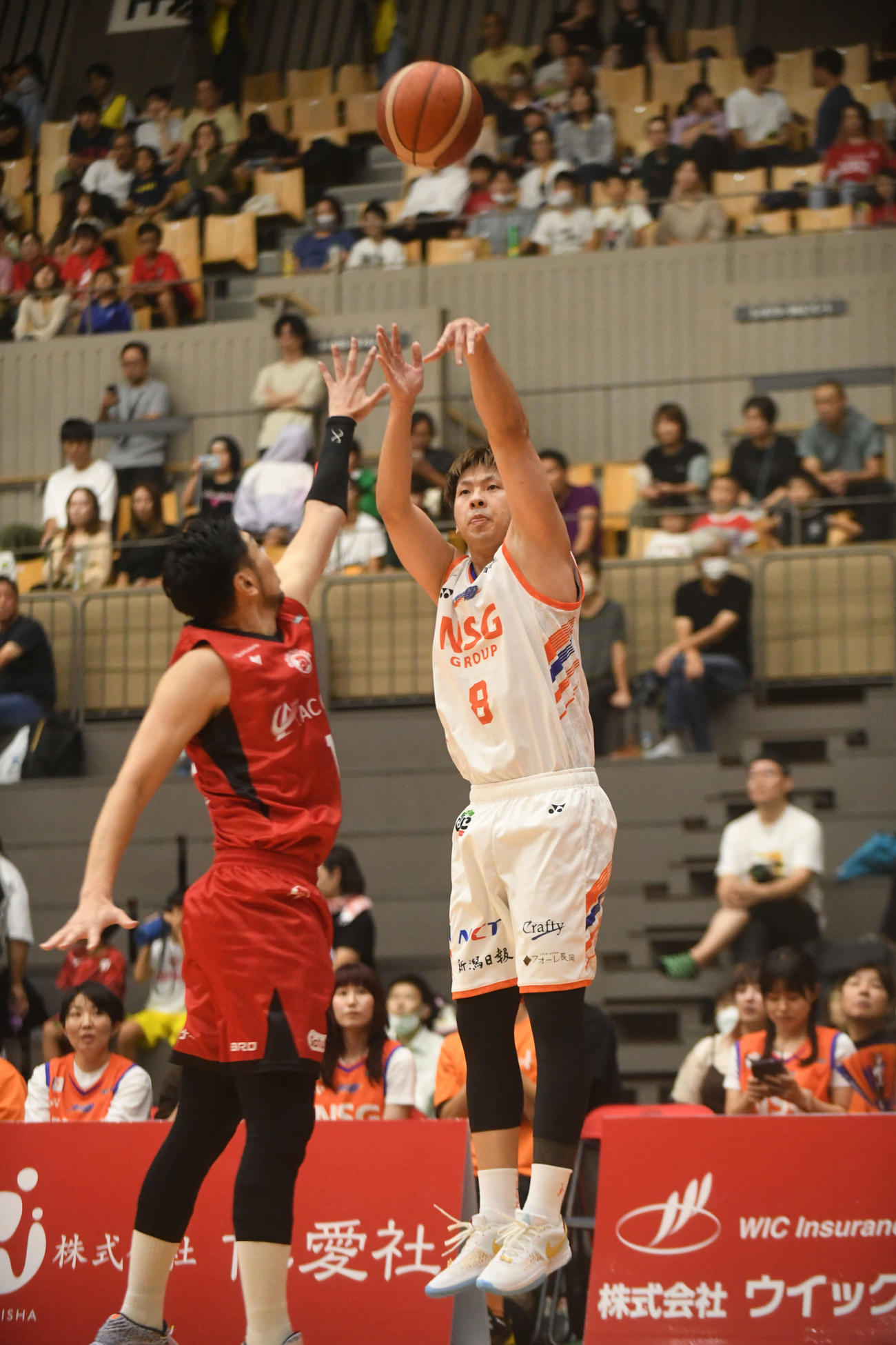 第1Q、新潟・上江田が3点シュートを決める