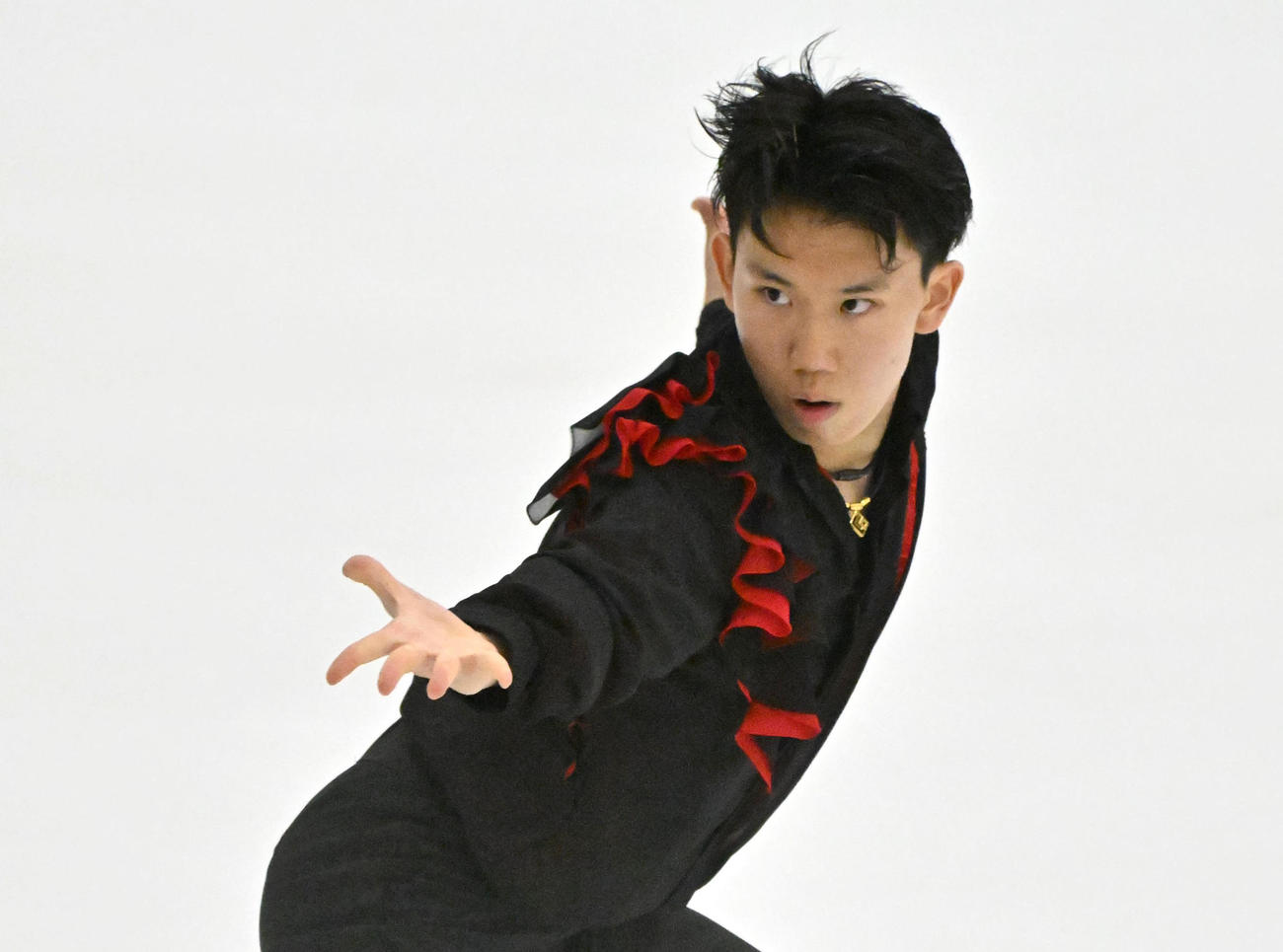 ジュニア男子ショートプログラムを披露する朝賀俊太朗（撮影・石井愛子）