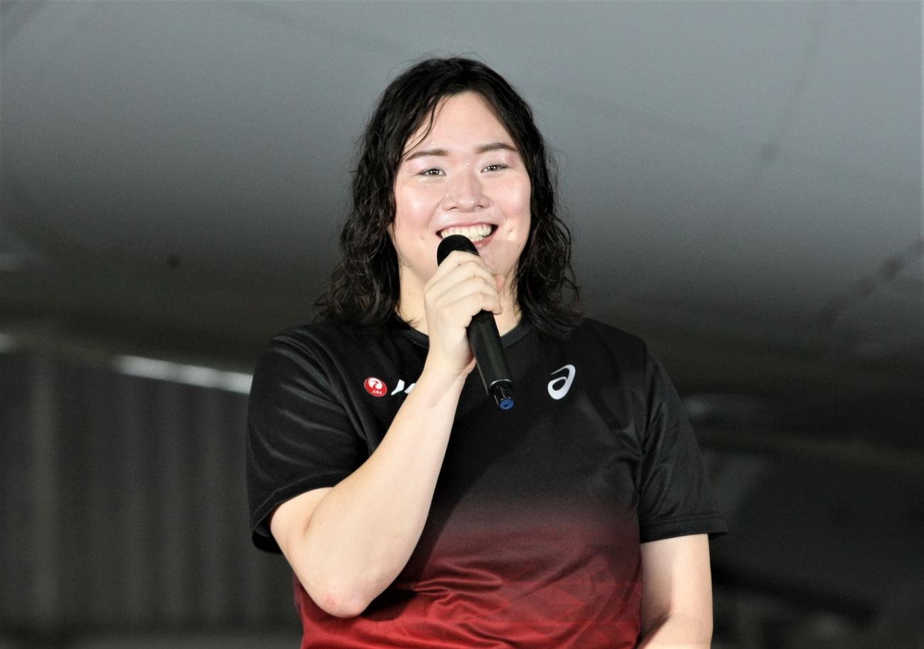 JAL特別塗装機「DREAM SHO JET」のお披露目会に登壇した陸上女子やり投げの北口（撮影・藤塚大輔）