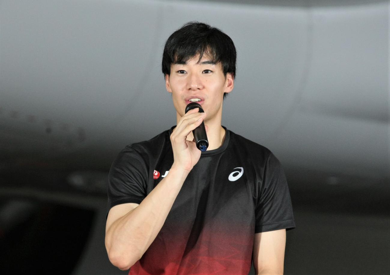 JAL特別塗装機「DREAM SHO JET」のお披露目会に登壇したフェンシング男子の加納（撮影・藤塚大輔）