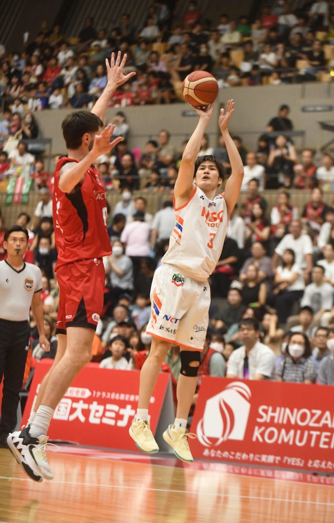 第2Q、新潟の大矢（右）が3点シュート。29－24とリードする