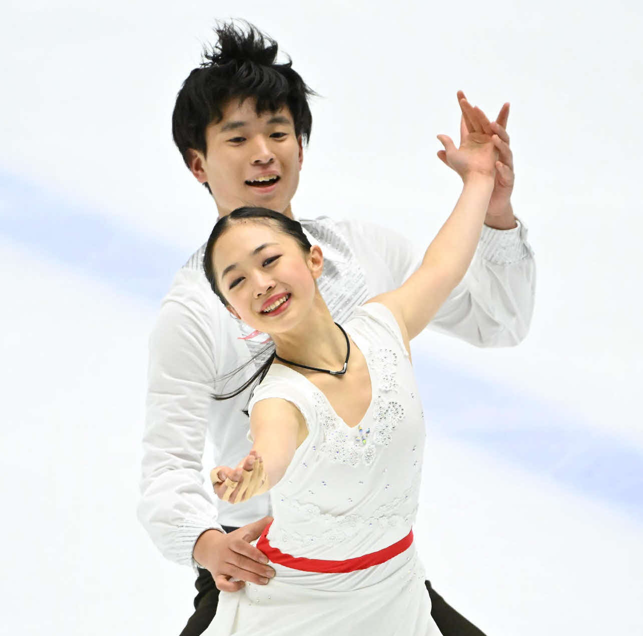 フィギュアスケート・ペアの清水咲衣（手前）本田ルーカス剛史組（2023年11月18日撮影）