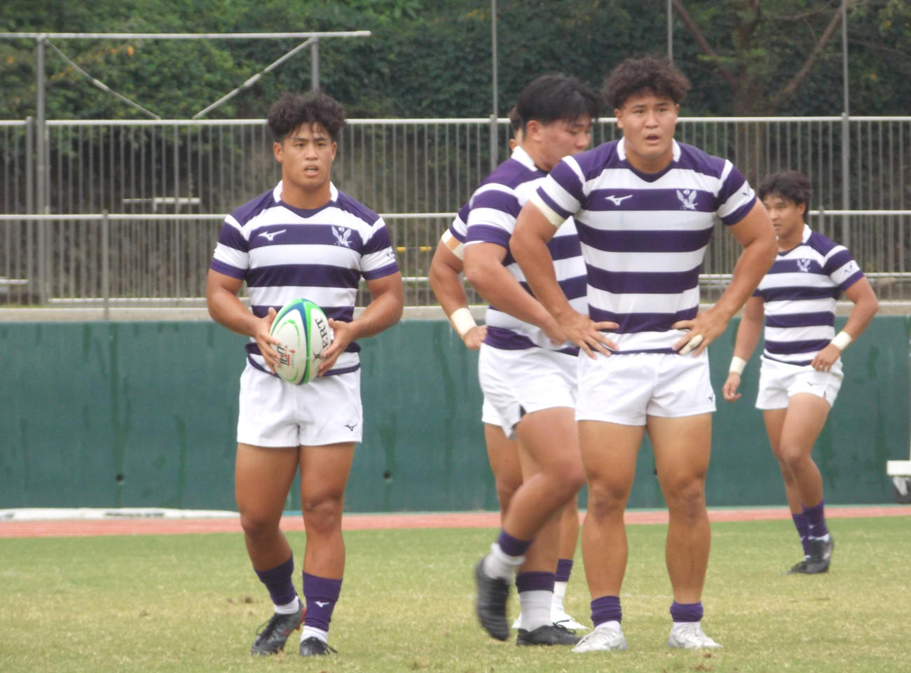 日体大戦の前半、タッチキックの準備をする明大SO伊藤龍之介（左）（撮影・松本航）