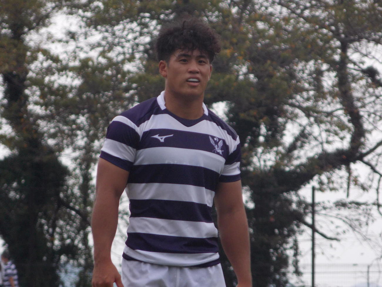 日体大戦の後半、CTBとしてチャンスを狙う明大SO伊藤龍之介（撮影・松本航）