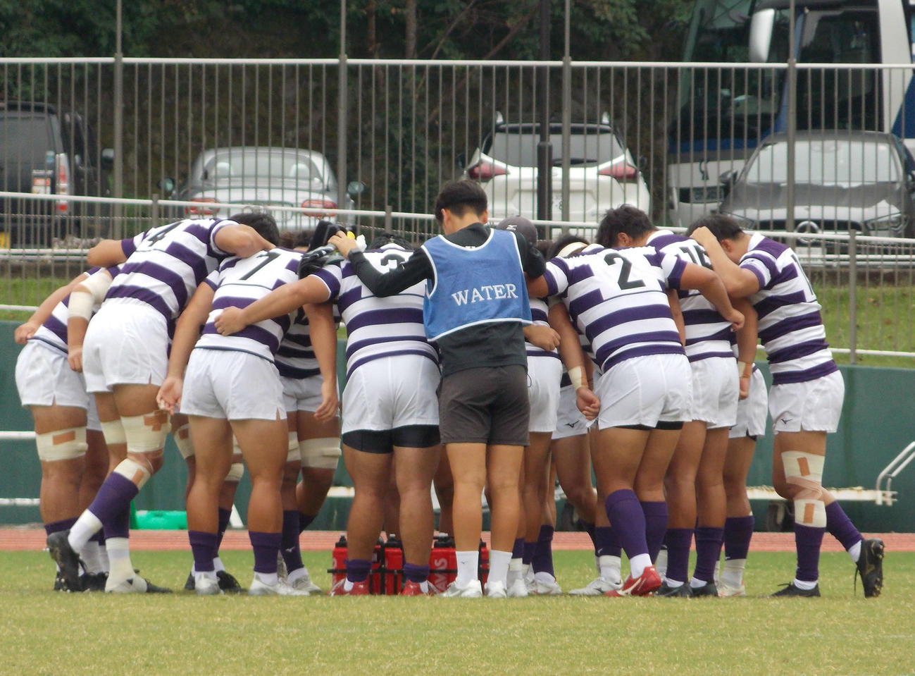 日体大戦に向けて円陣を組む明大の選手たち（撮影・松本航）